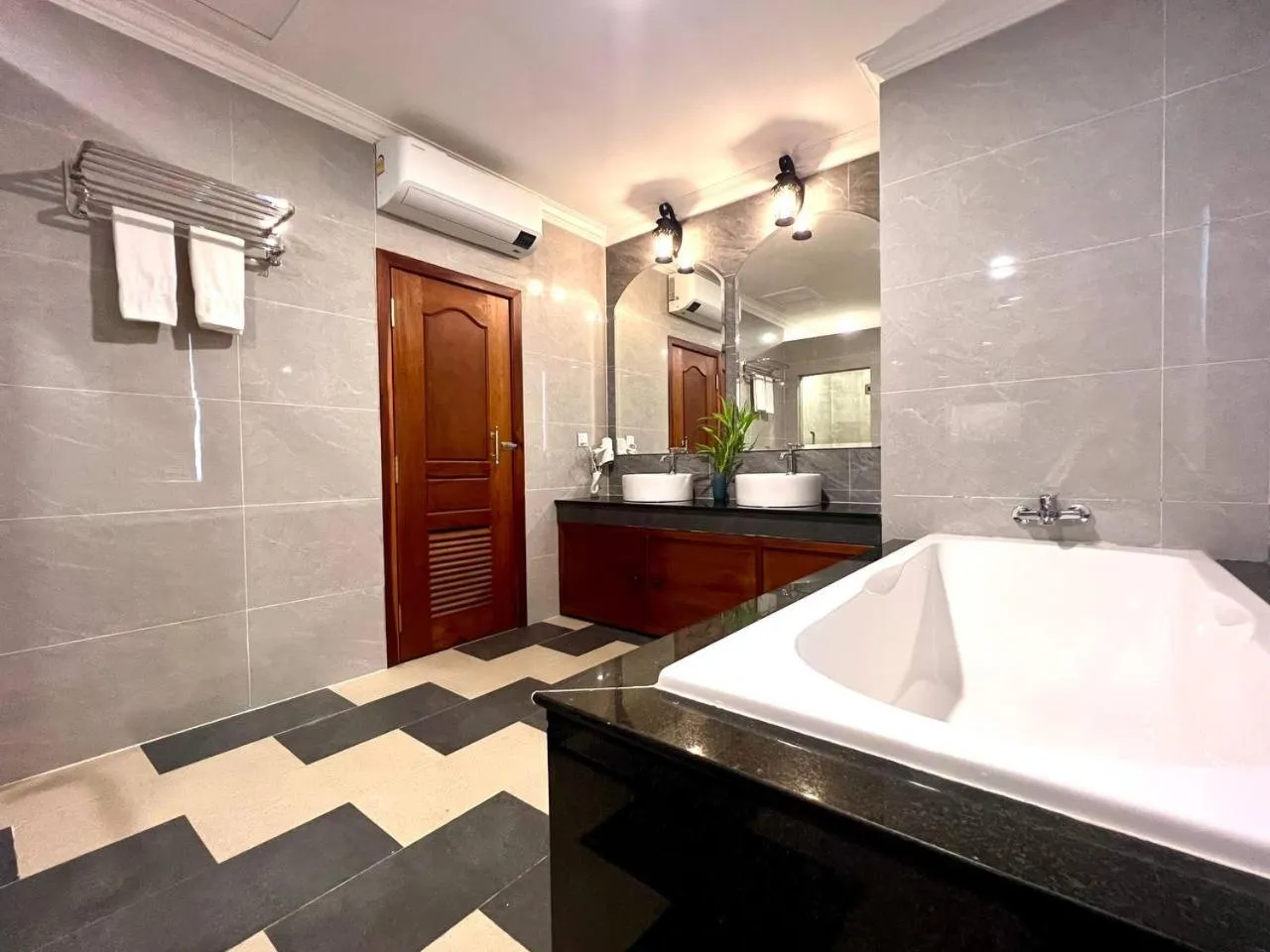 Bath in Le Vert Angkor Hotel