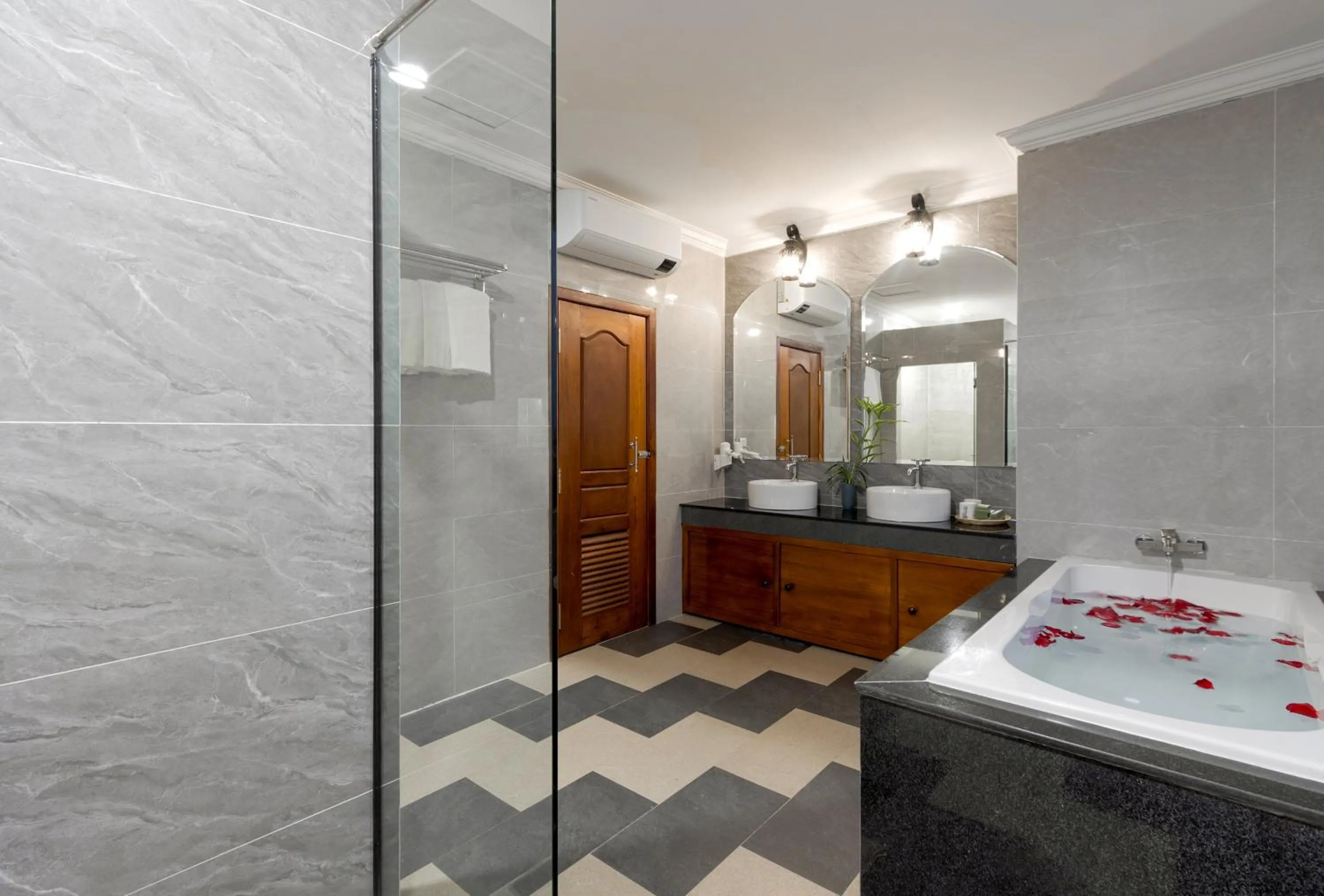 Bathroom in Le Vert Angkor Hotel