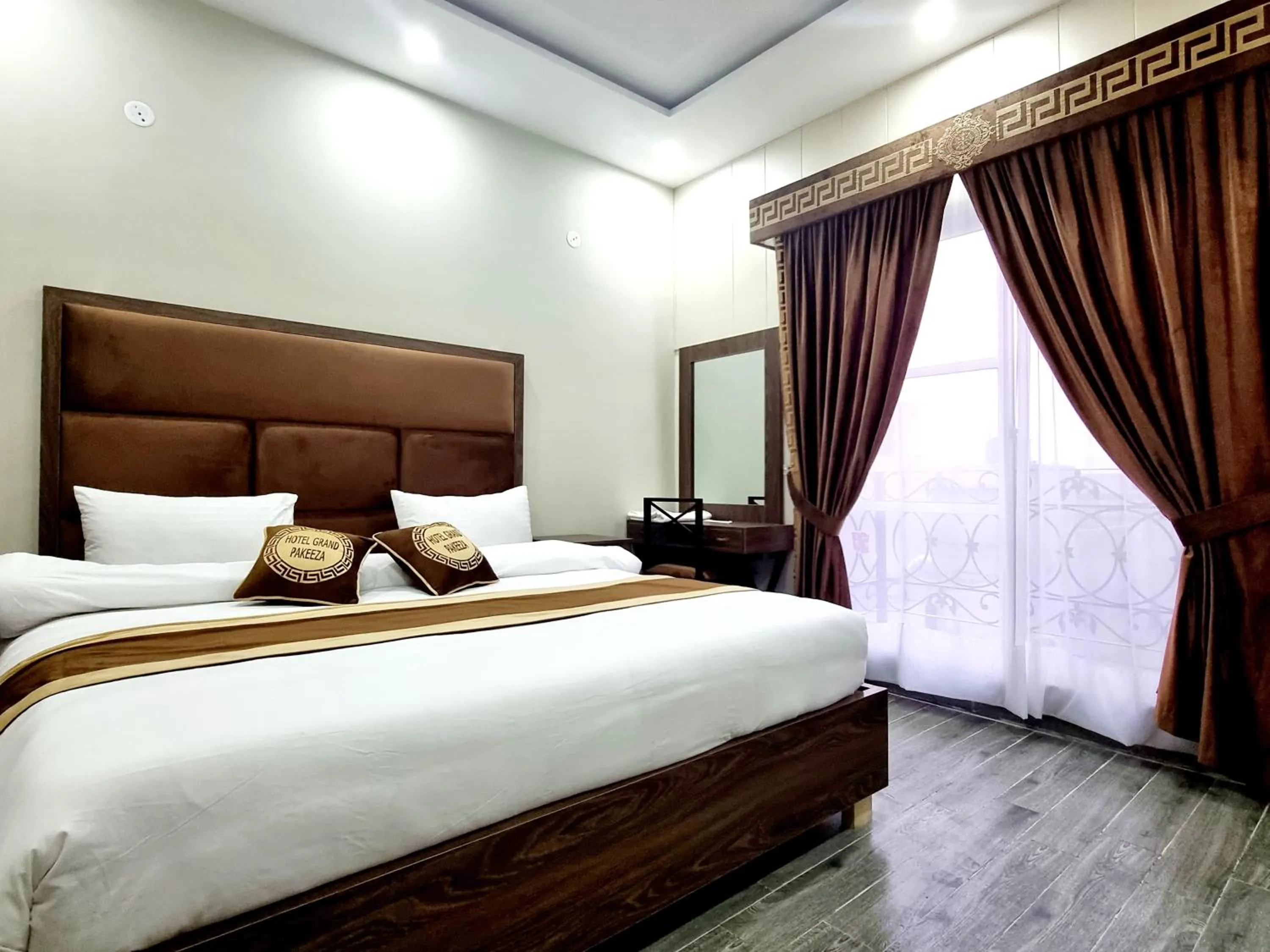 Bed in Hotel Grand Pakeeza