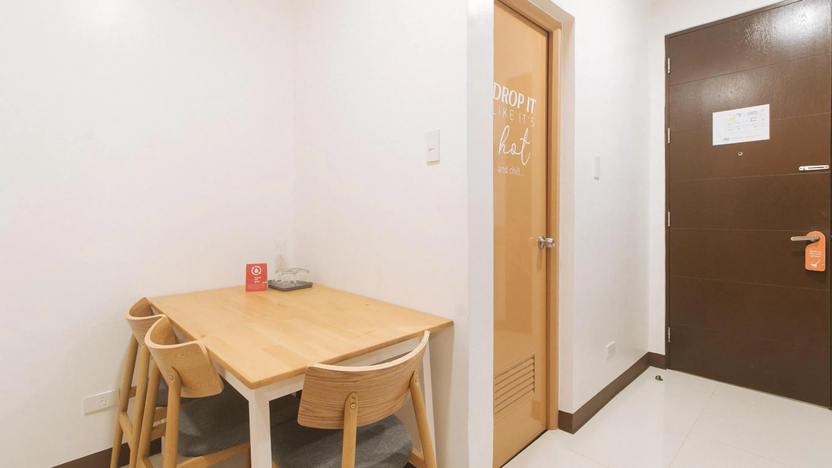 Kitchen or kitchenette in Sans Hotel at One JD Place Makati by RedDoorz