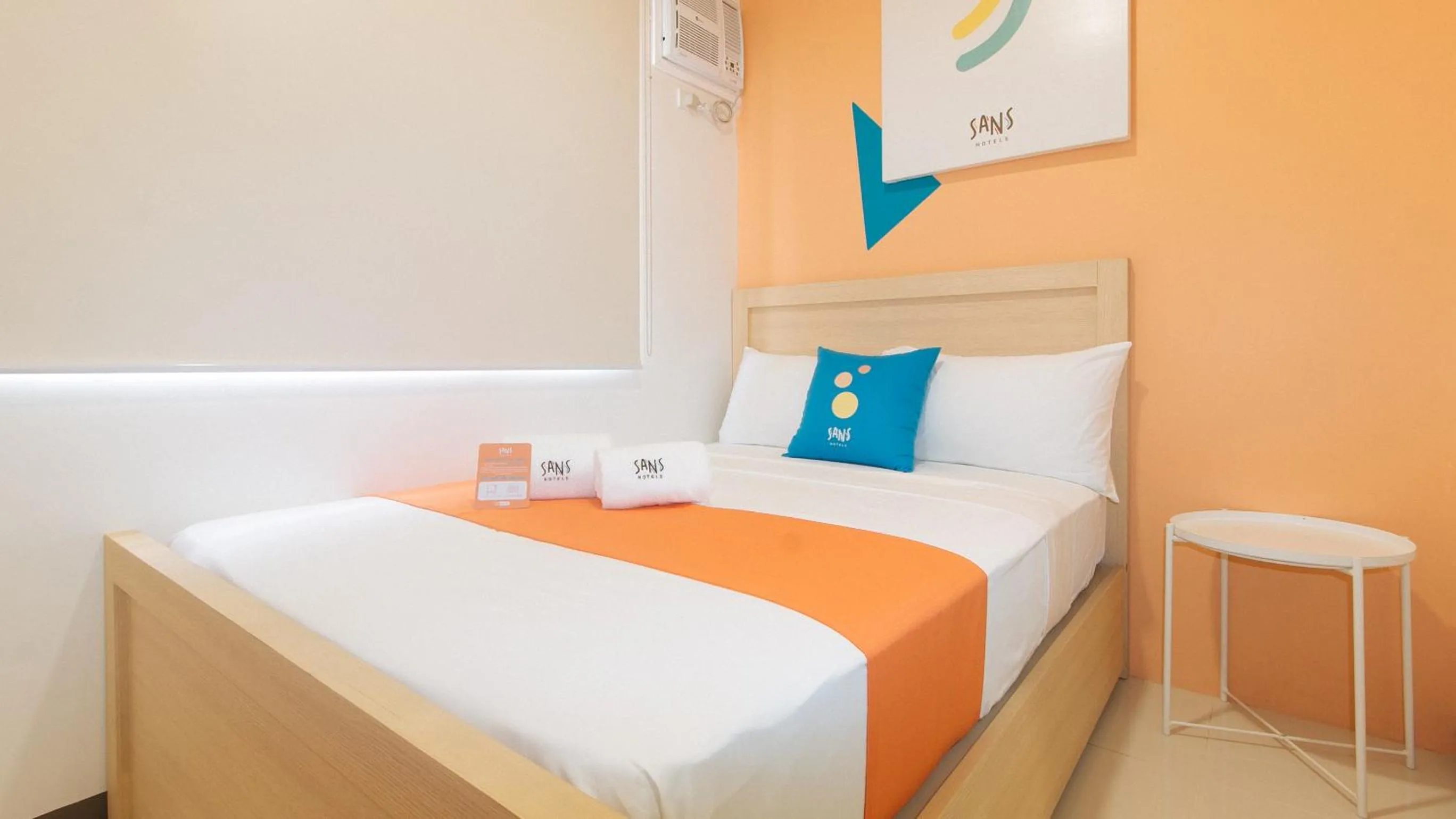 Photo of the whole room, Bed in Sans Hotel at One JD Place Makati by RedDoorz