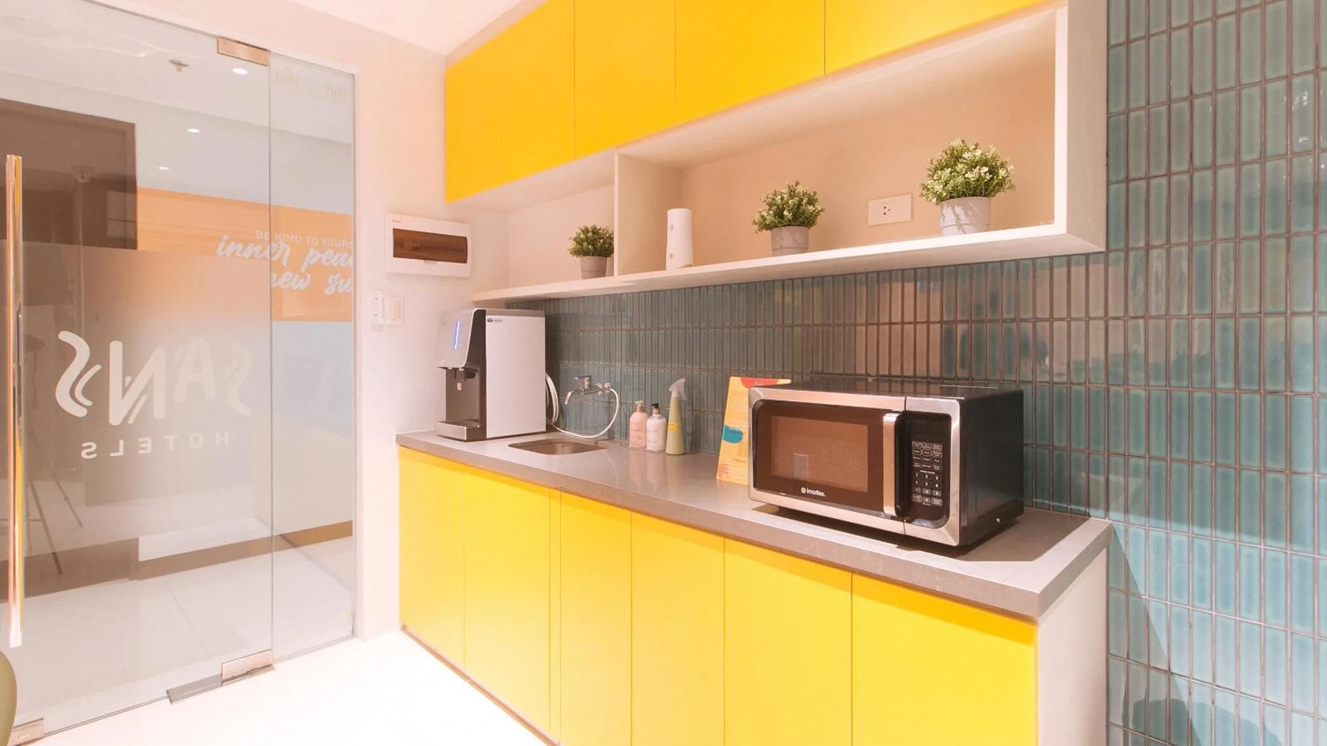 Communal lounge/ TV room in Sans Hotel at One JD Place Makati by RedDoorz