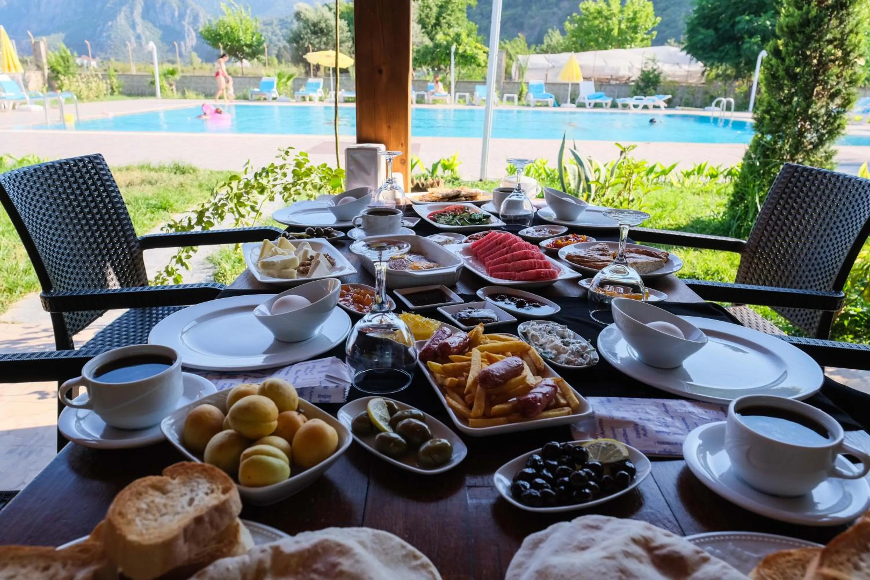 Restaurant/places to eat in Apella Hotel