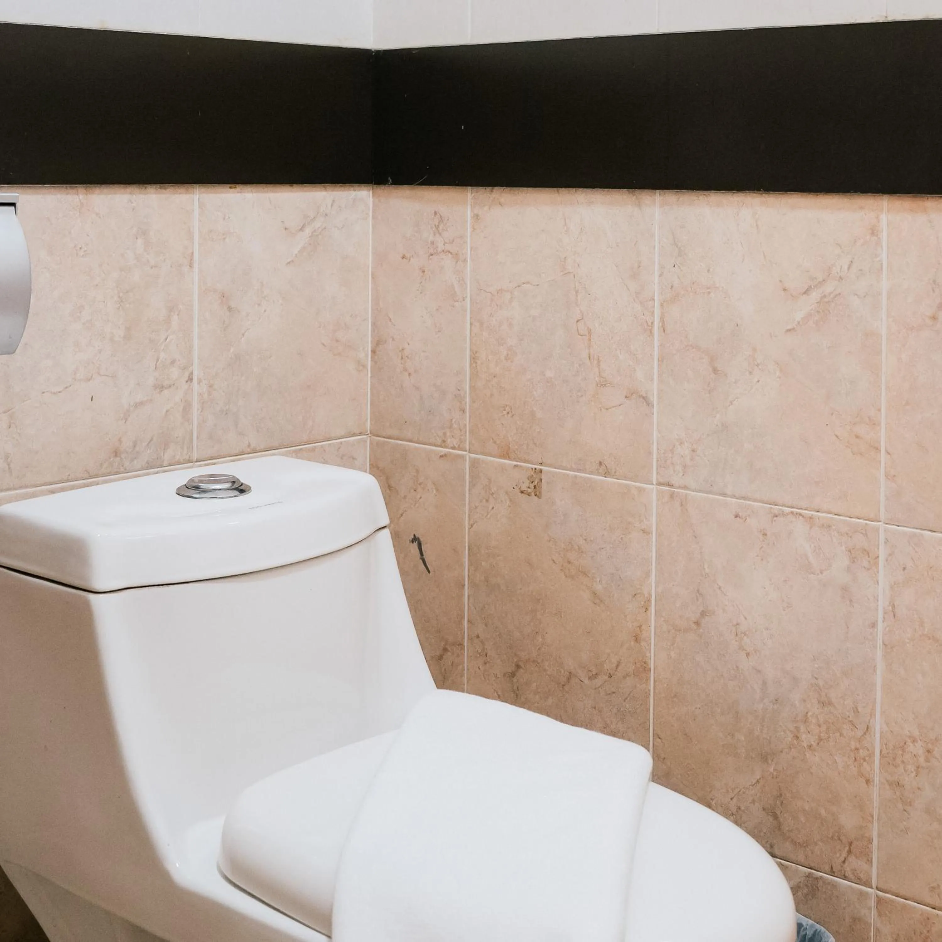 Bathroom in Chola Inn at Nagoya Hill Batam Mitra RedDoorz