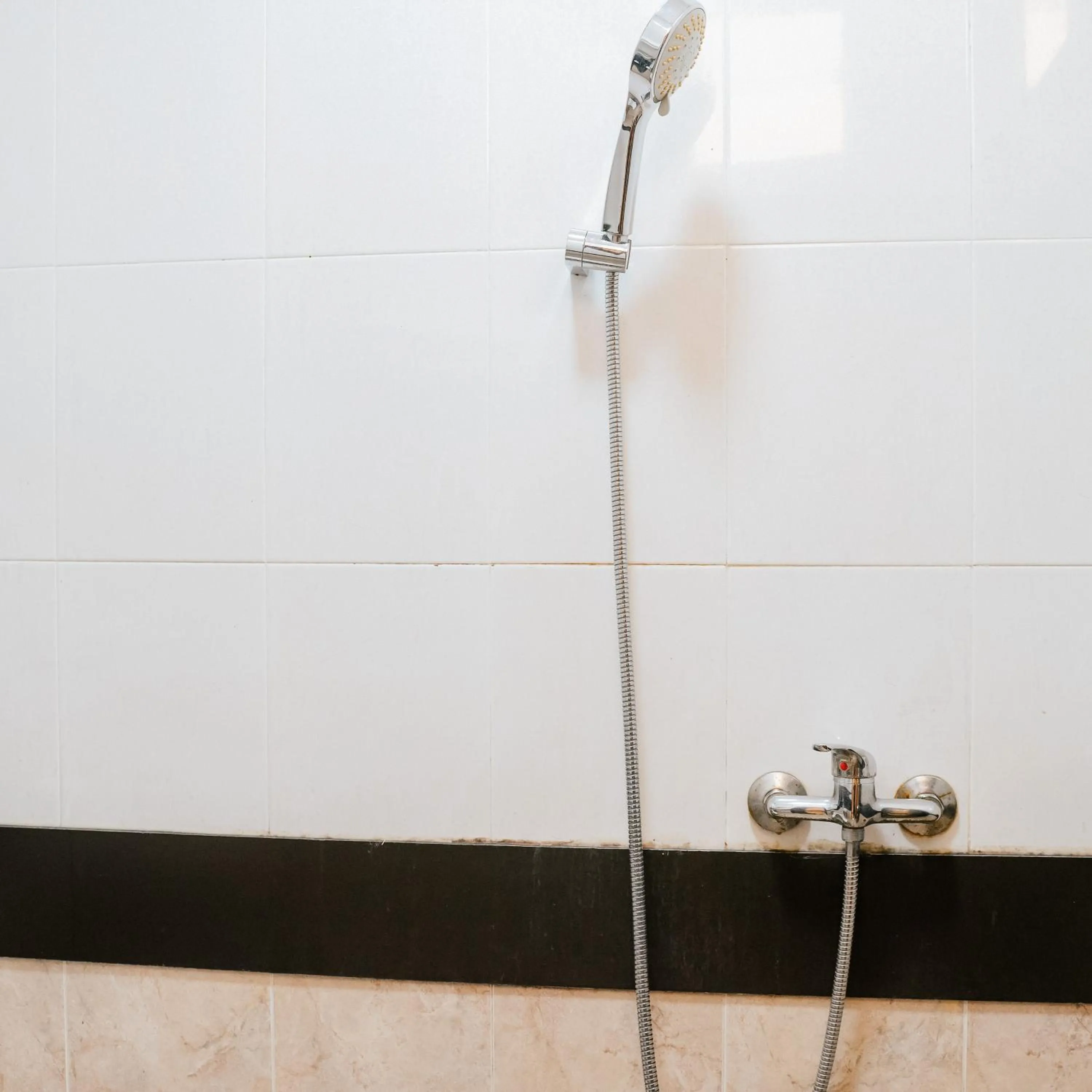 Bathroom in Chola Inn at Nagoya Hill Batam Mitra RedDoorz