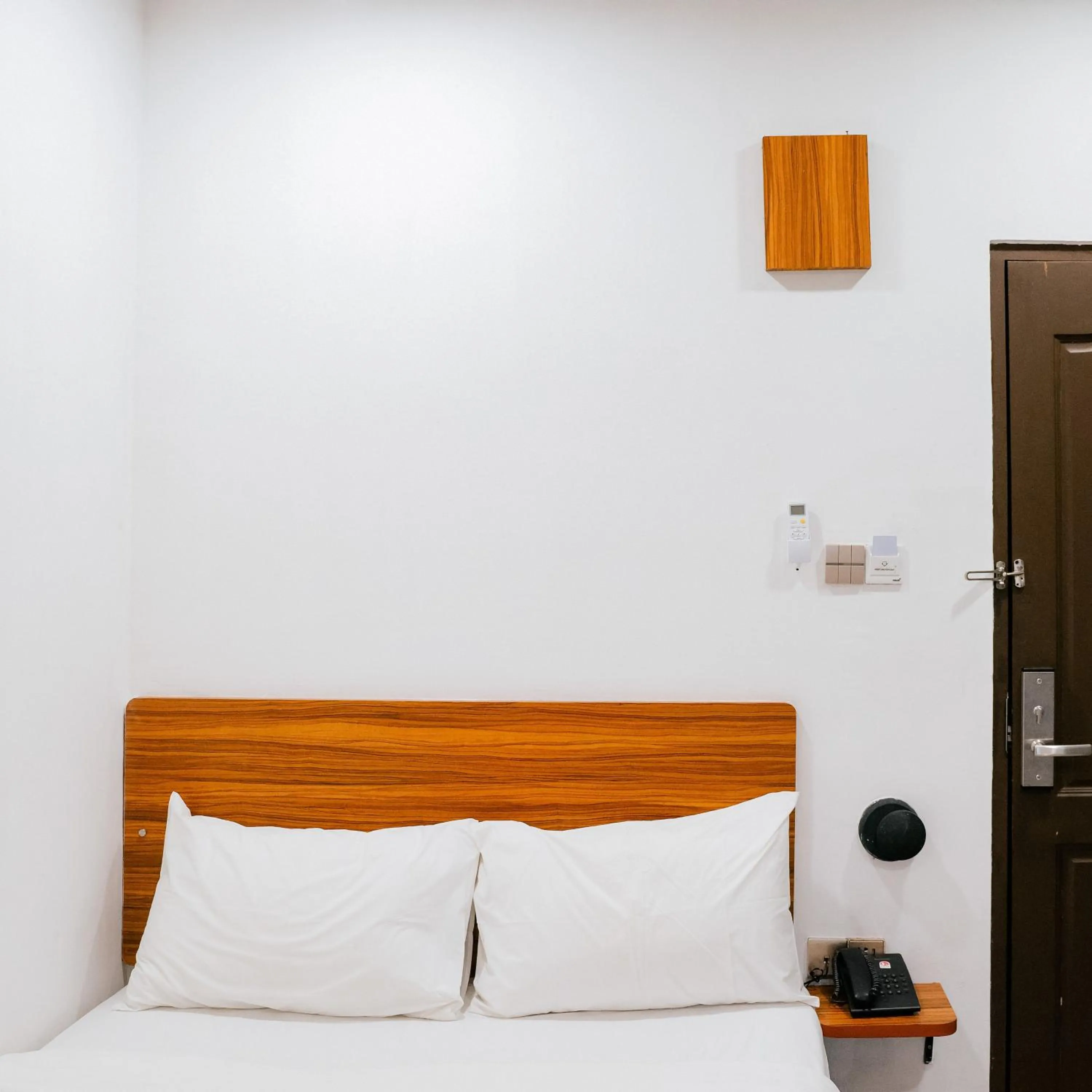 Bedroom, Bed in Chola Inn at Nagoya Hill Batam Mitra RedDoorz