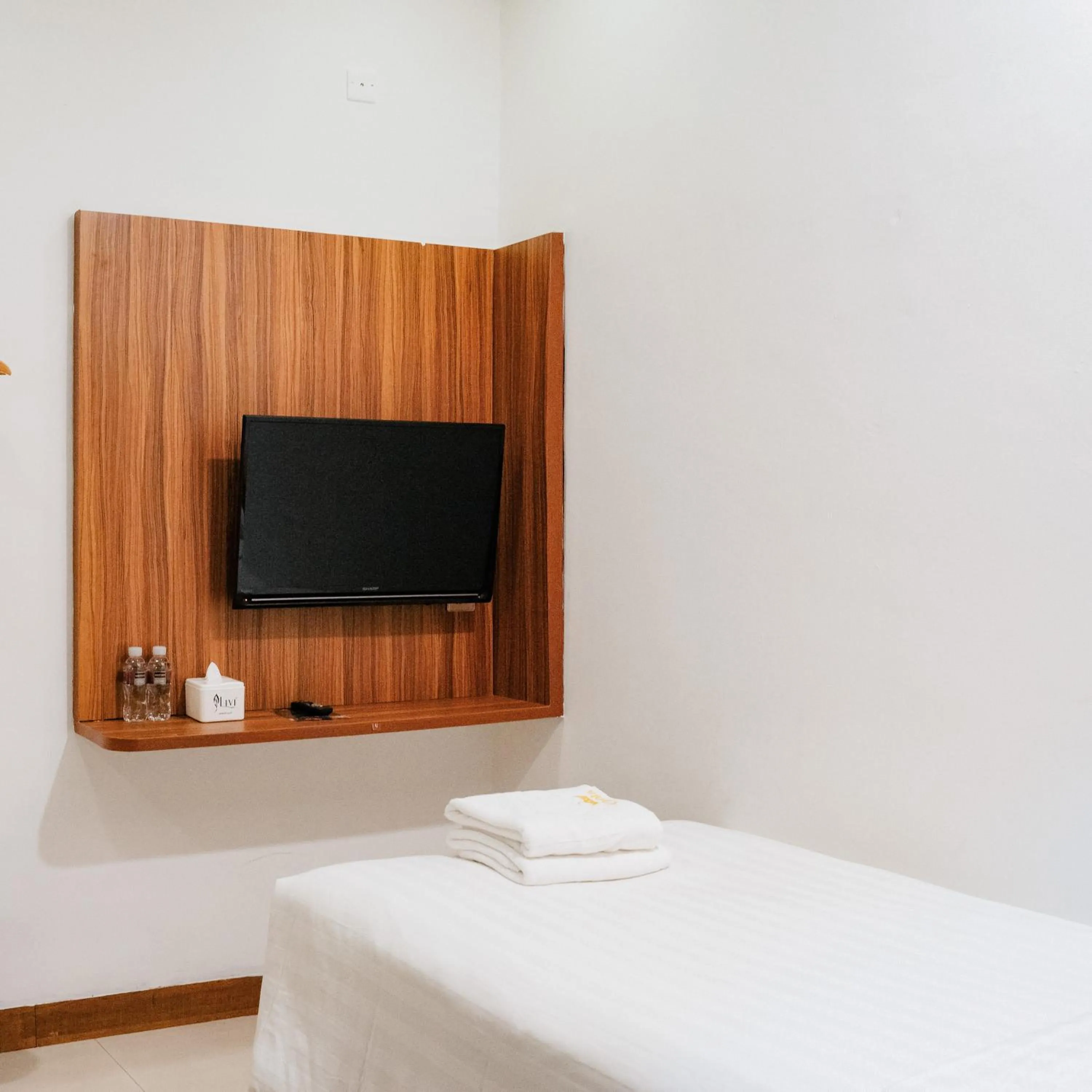 TV and multimedia, Bed in Chola Inn at Nagoya Hill Batam Mitra RedDoorz