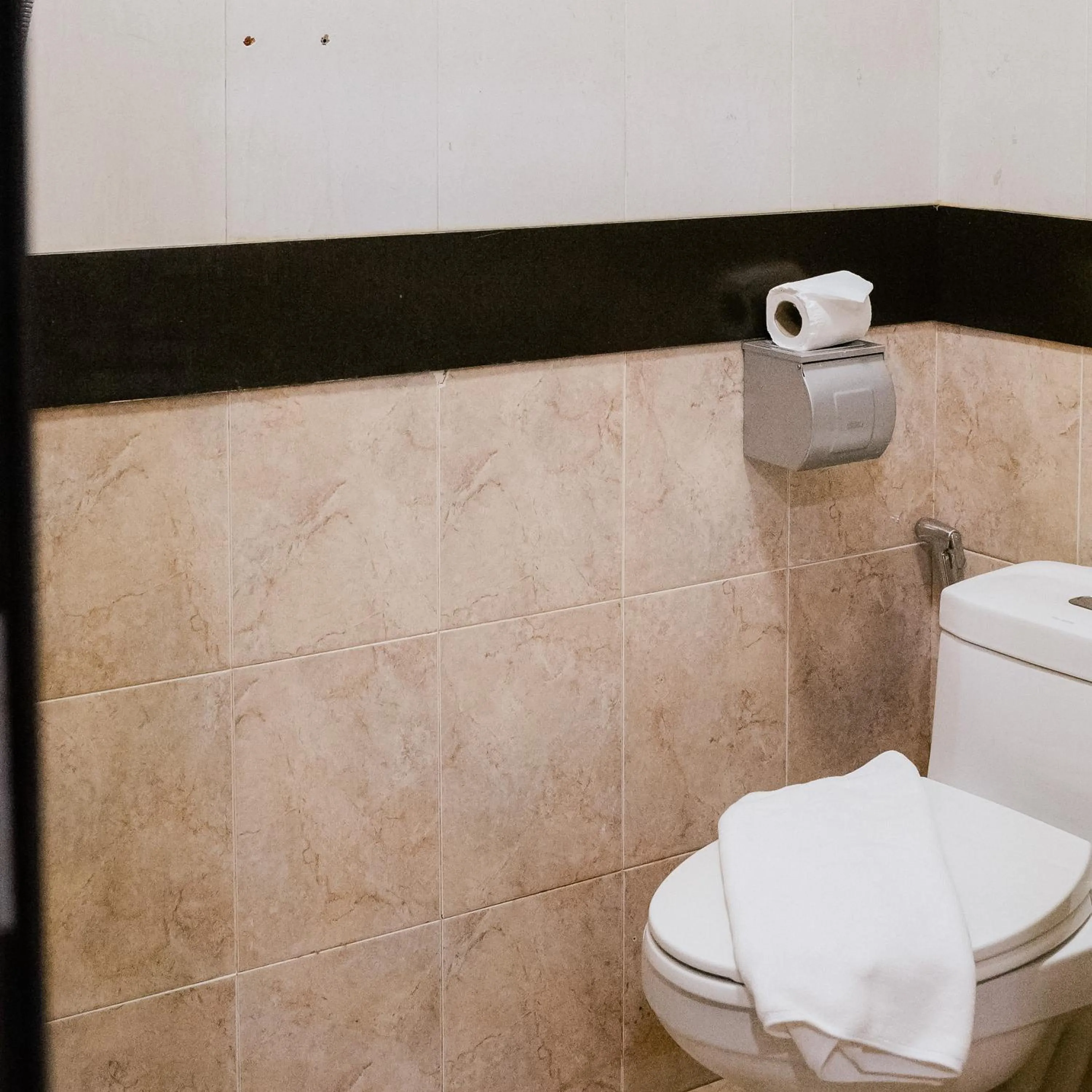 Bathroom in Chola Inn at Nagoya Hill Batam Mitra RedDoorz