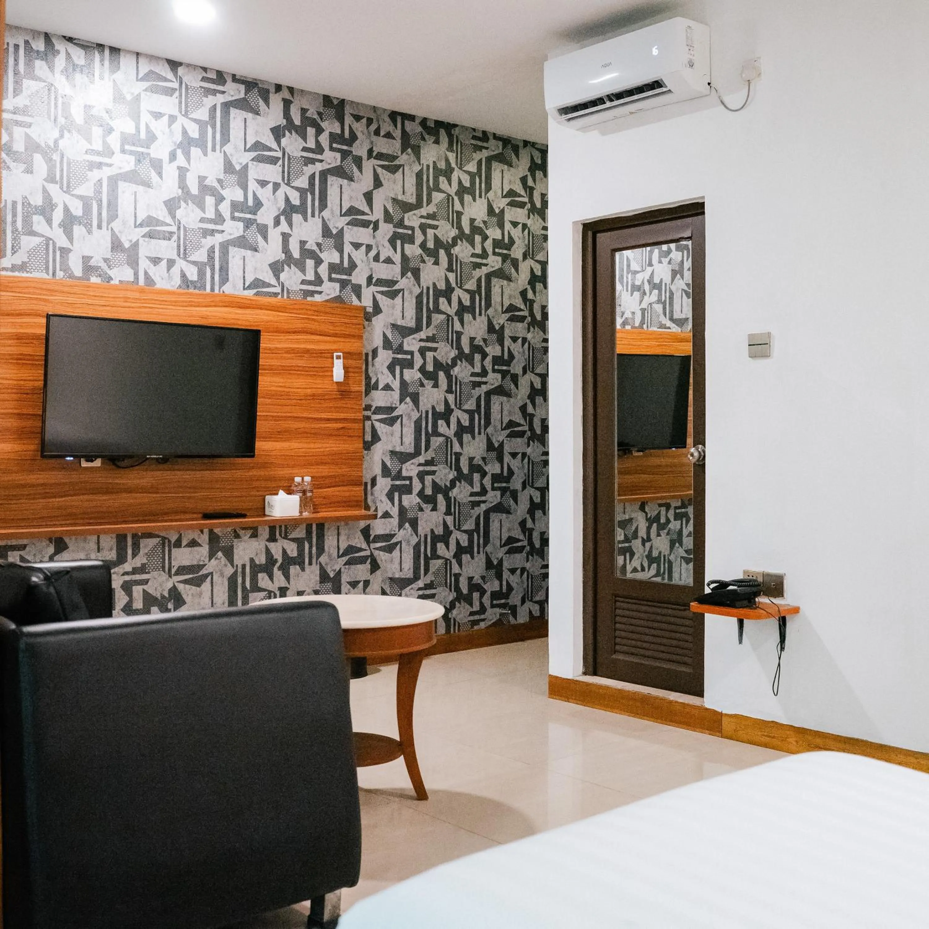 TV and multimedia, Bed in Chola Inn at Nagoya Hill Batam Mitra RedDoorz
