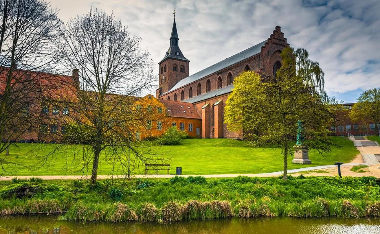 Nearby landmark in City House