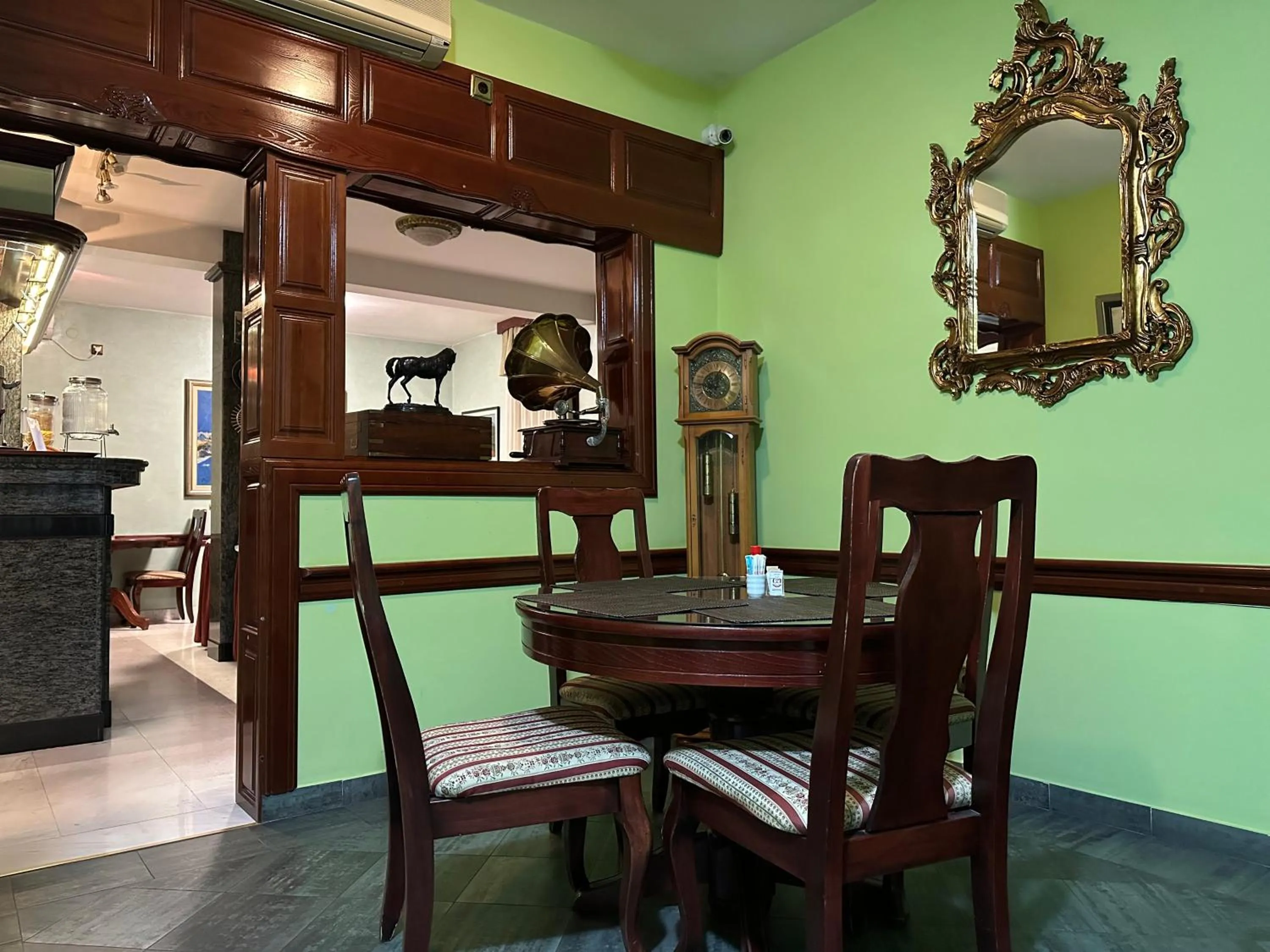 Restaurant/places to eat in Beatrix Lux Hotel