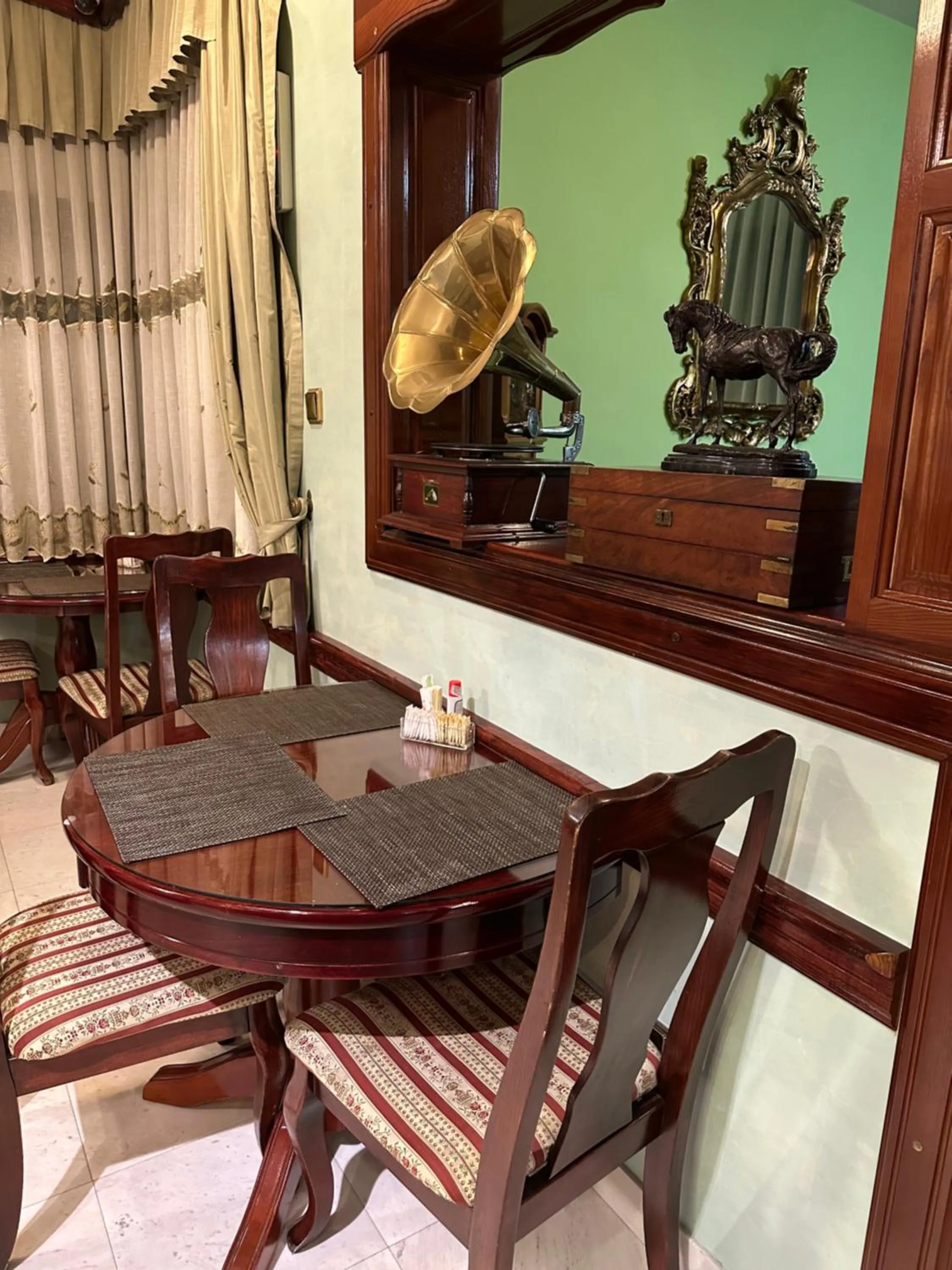 Restaurant/places to eat in Beatrix Lux Hotel