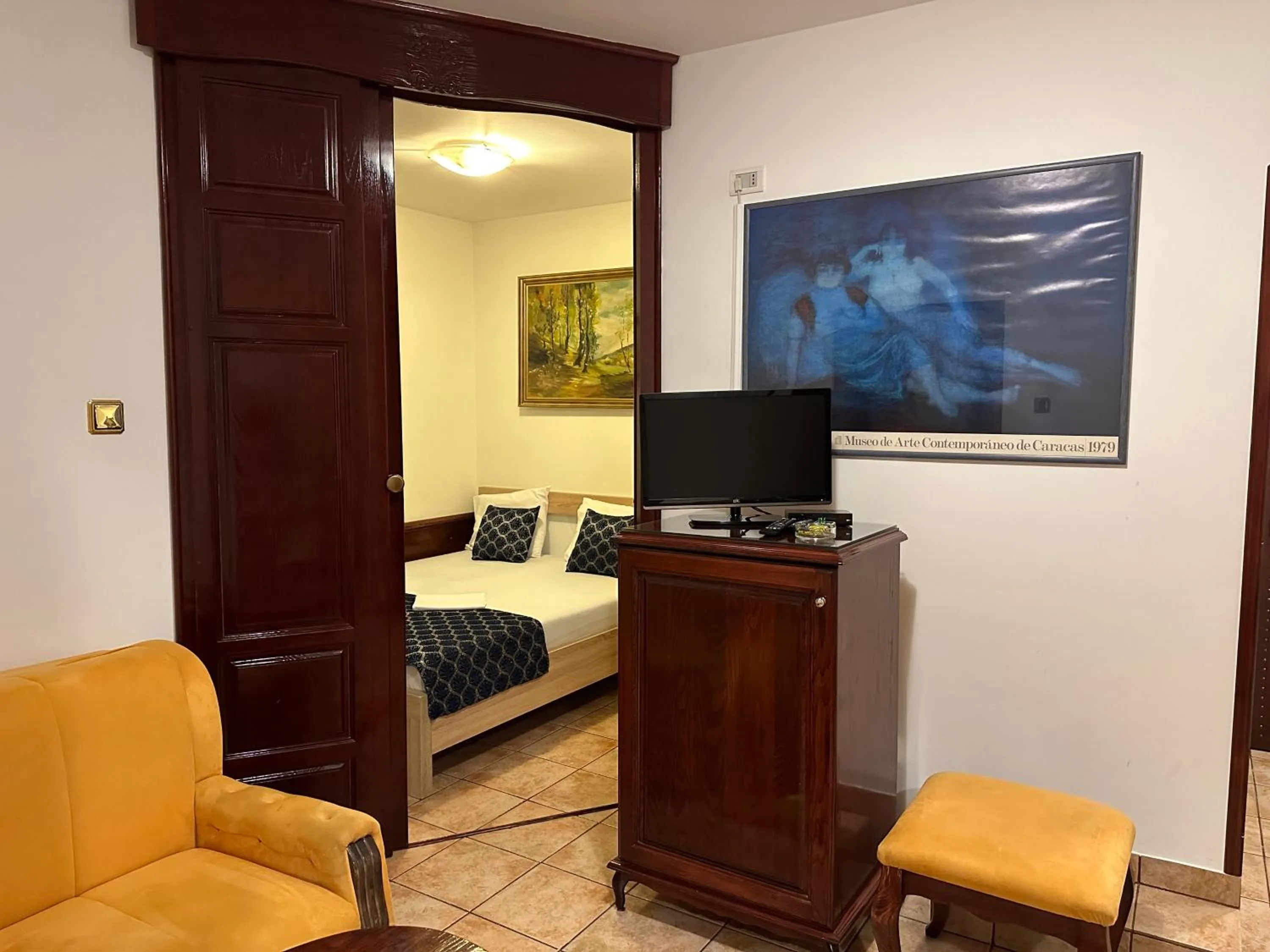 Communal lounge/ TV room, Bed in Beatrix Lux Hotel