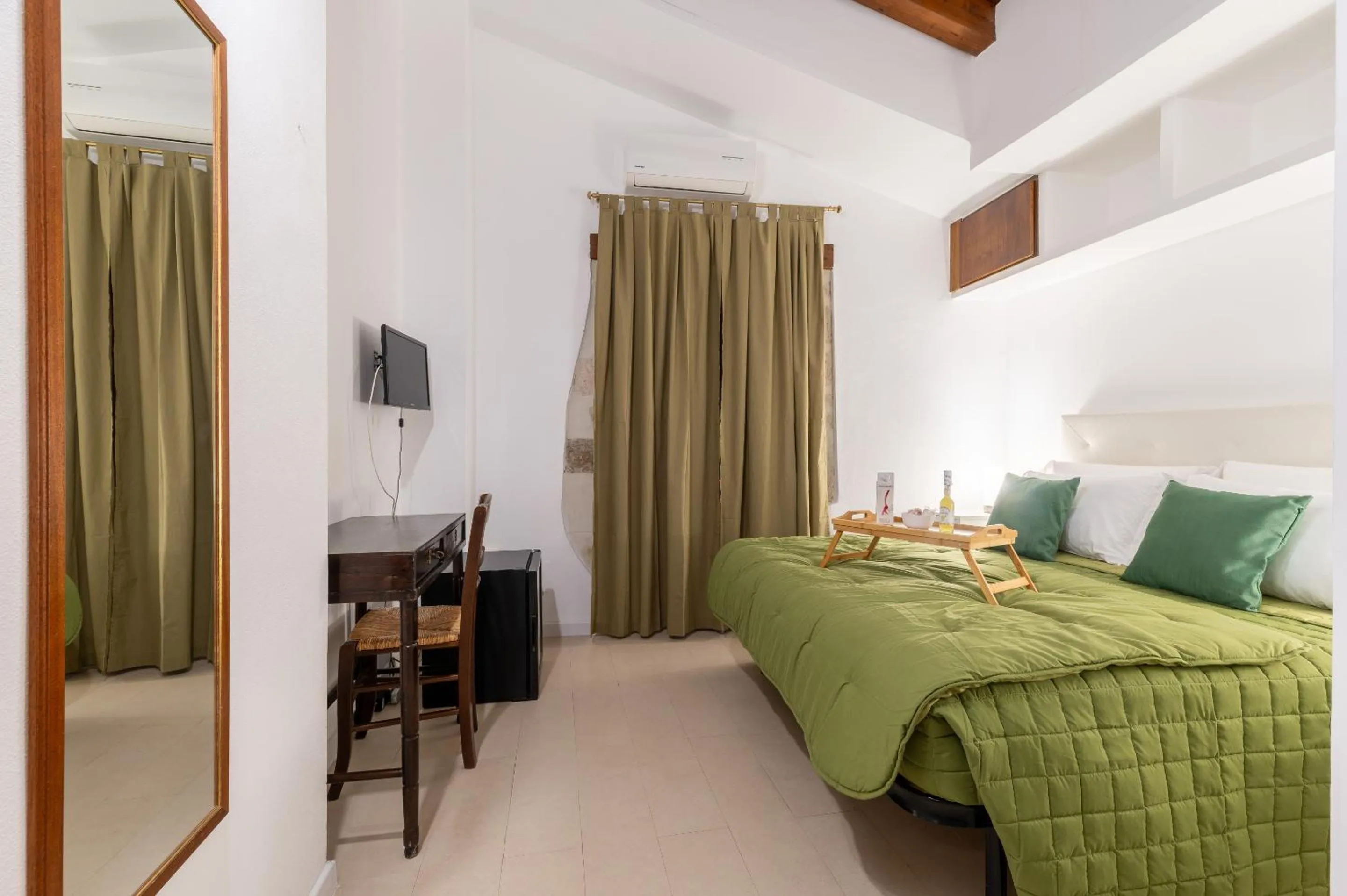 Bedroom, Bed in Elsa d'Ortigia - I TRE ARCHI