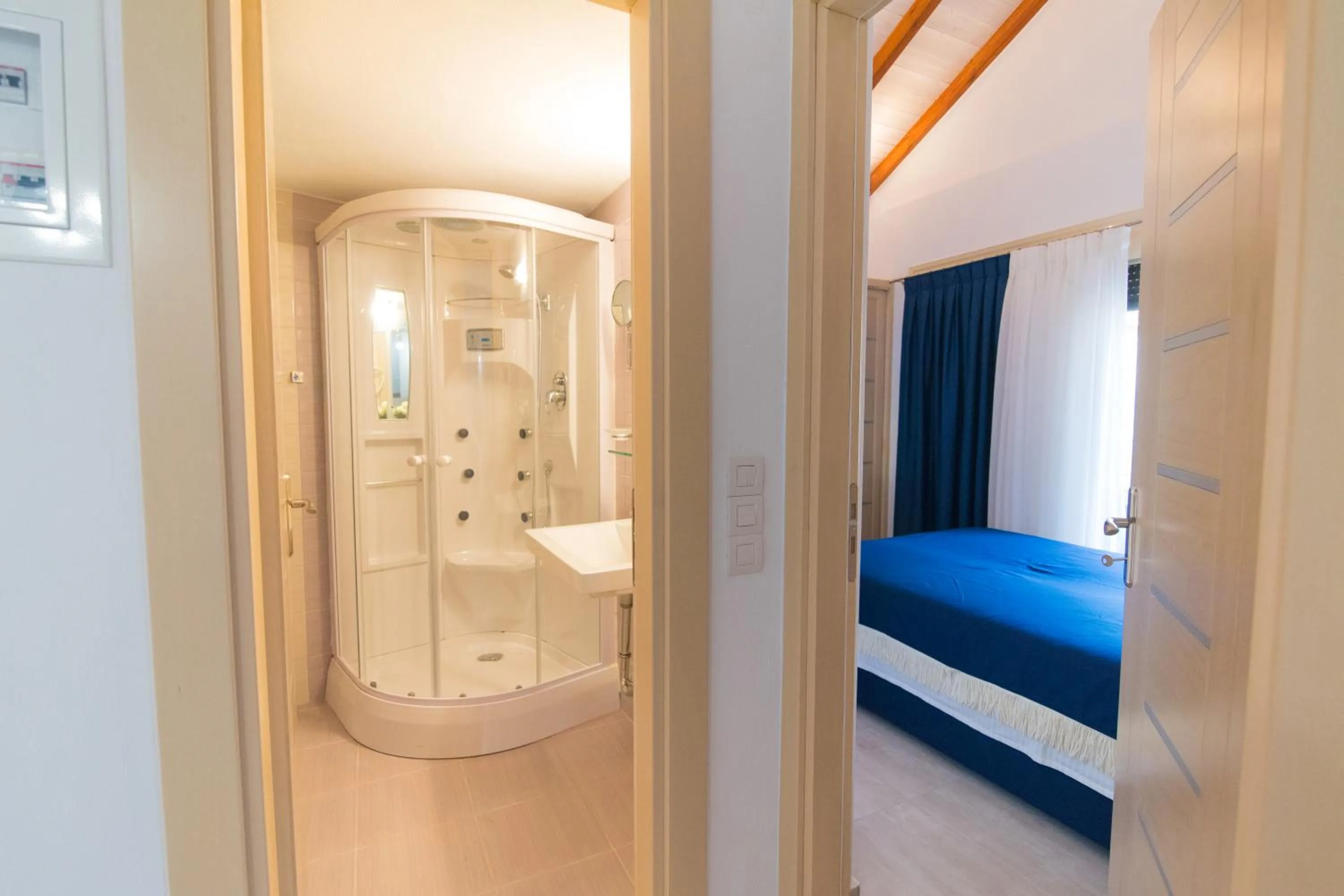 Shower, Bed in All Saints Villas