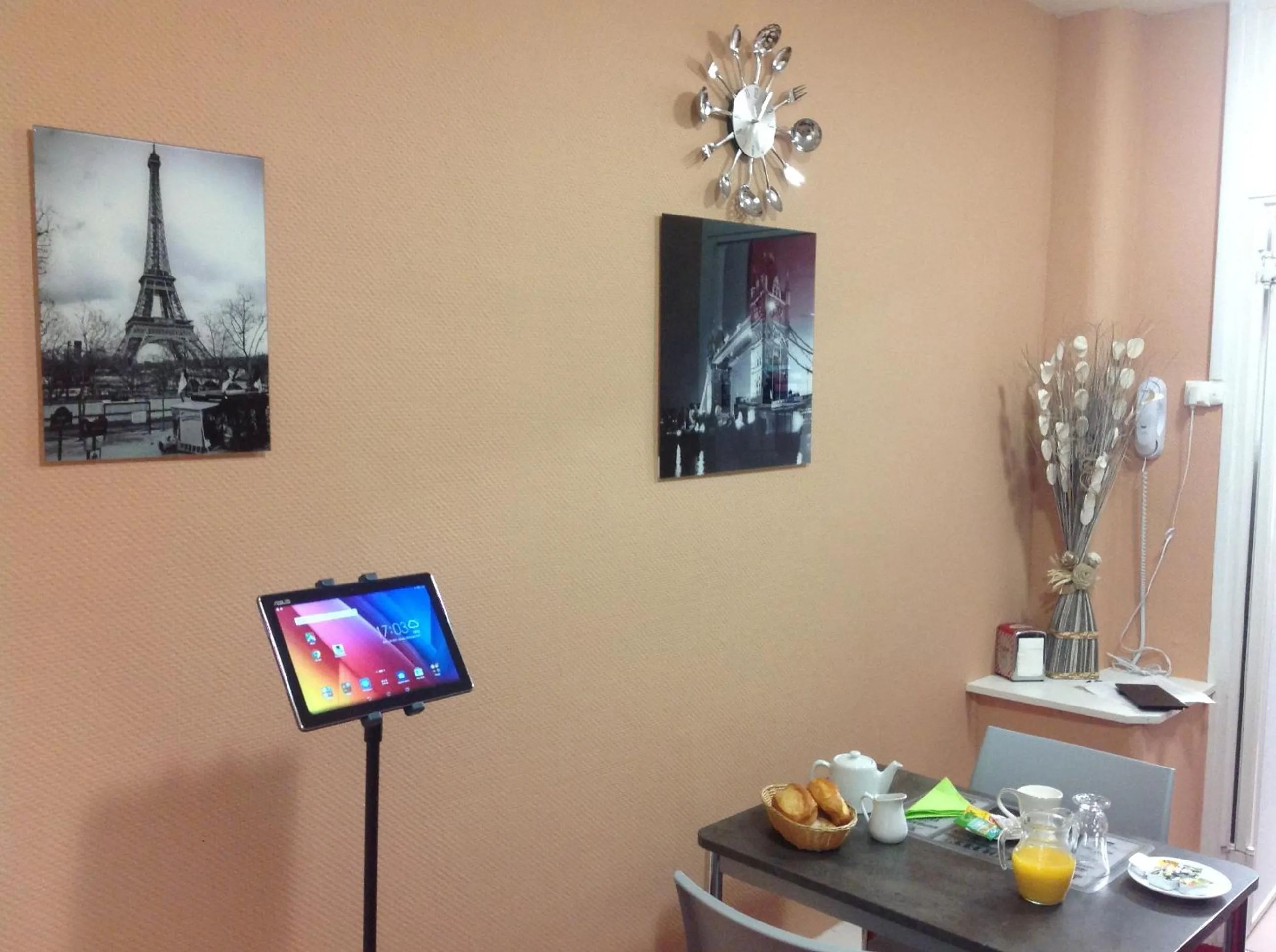 Restaurant/places to eat in Hotel de la Paix