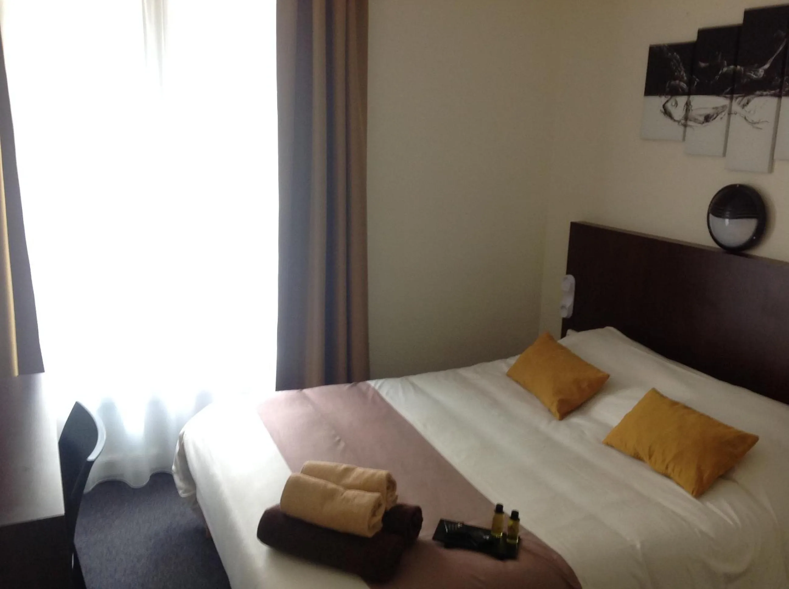 Bedroom, Bed in Hotel de la Paix