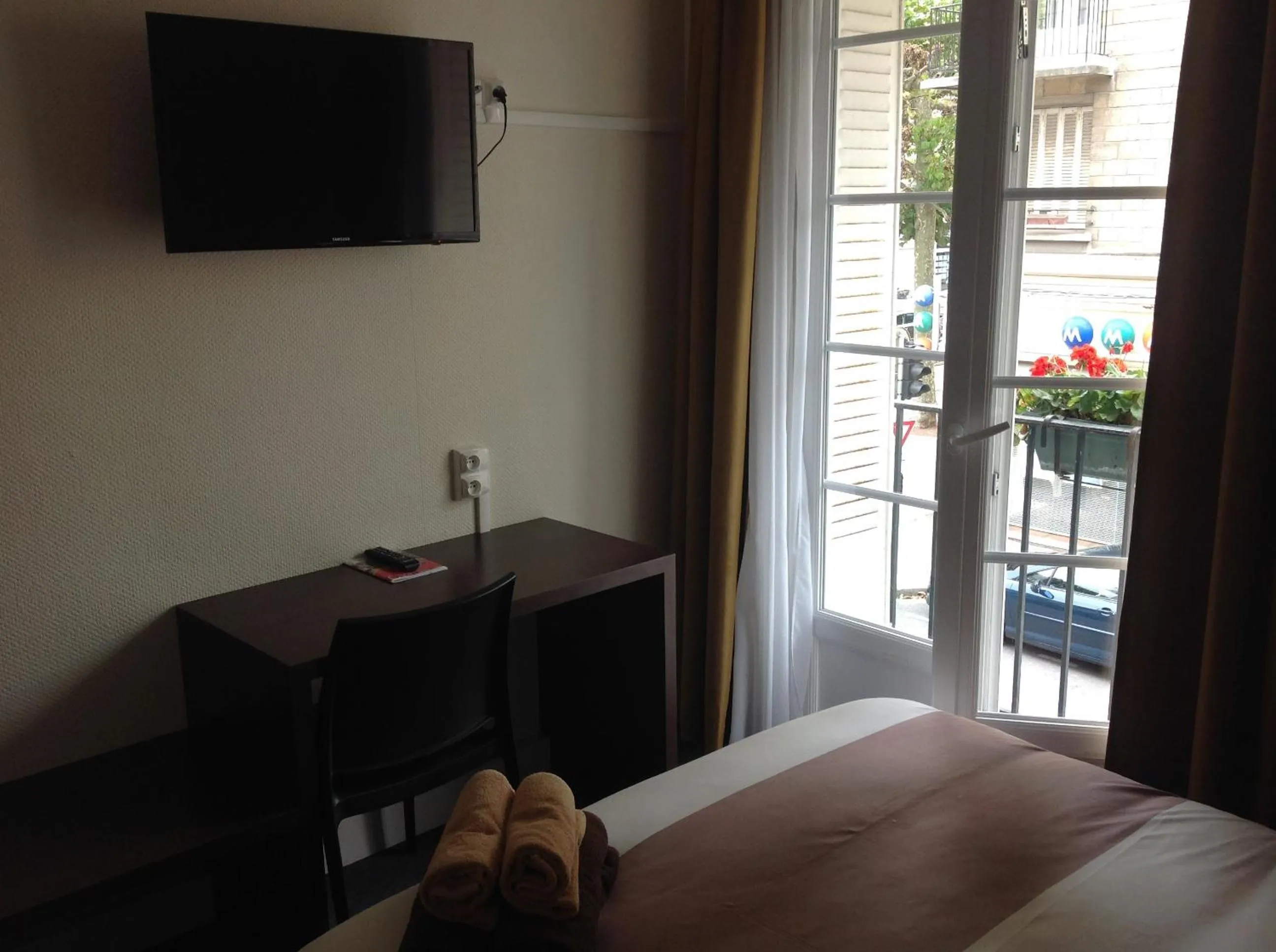 Street view, Bed in Hotel de la Paix