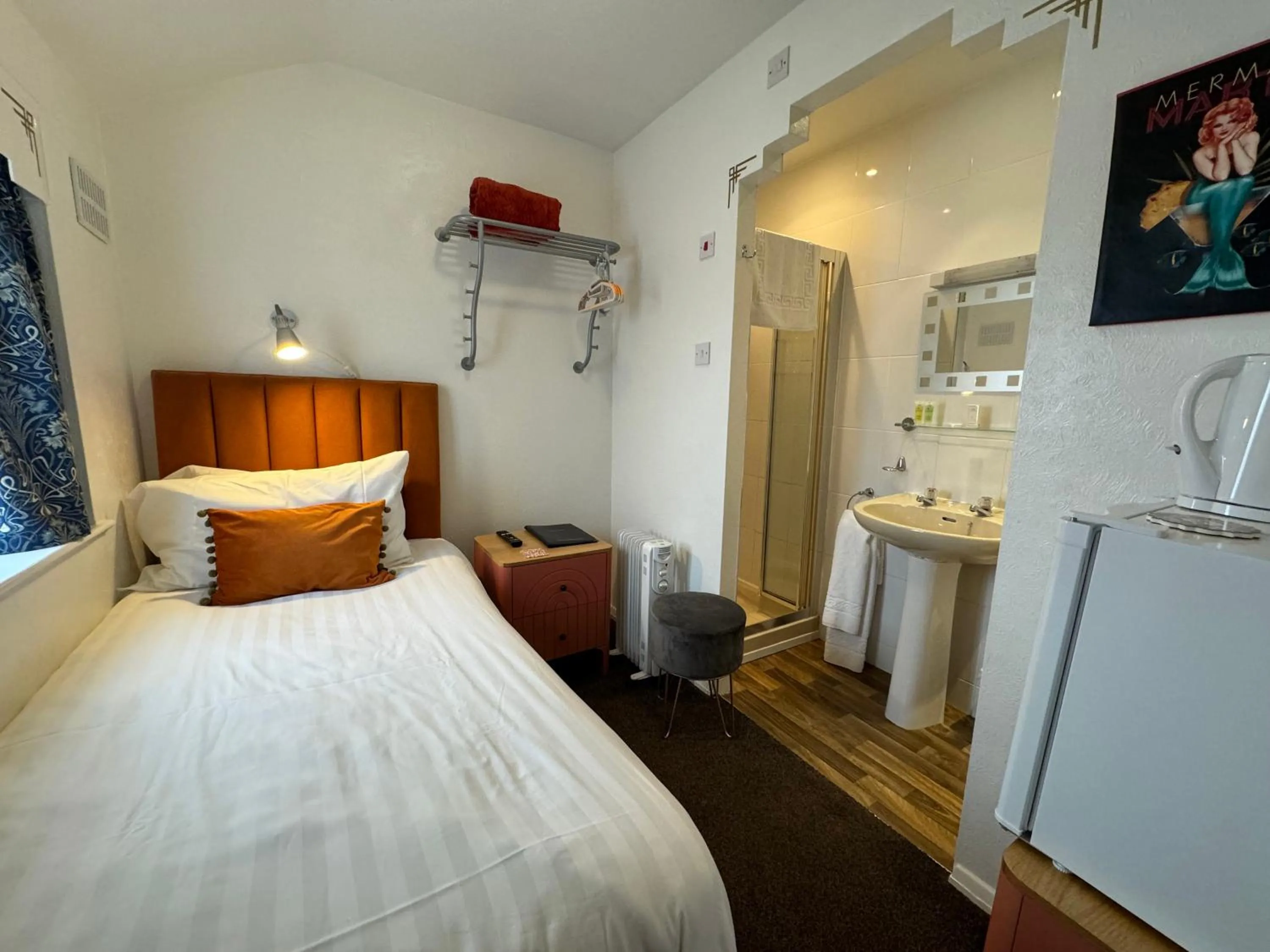 Photo of the whole room, Bed in The Scala Hotel