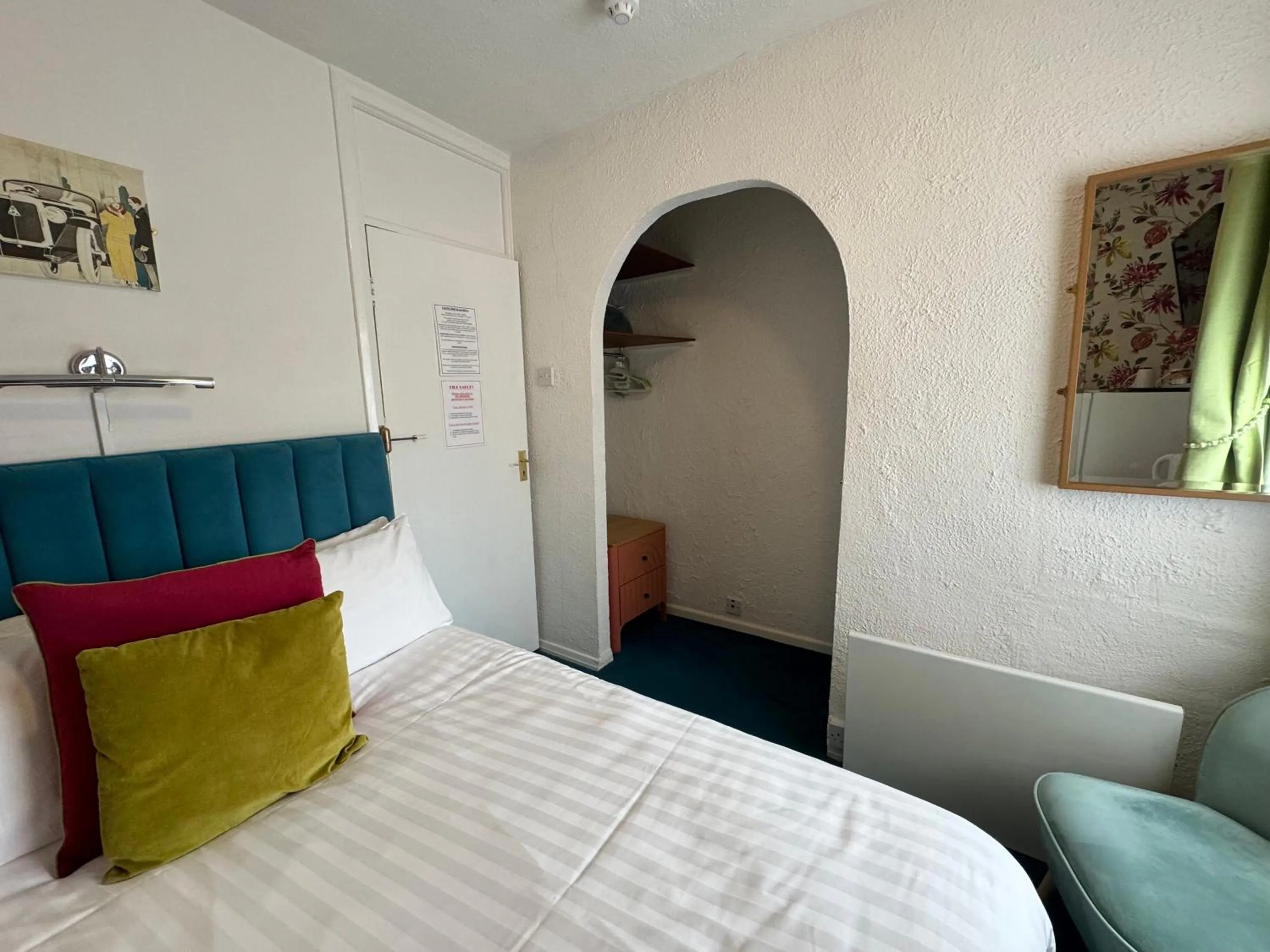 Photo of the whole room, Bed in The Scala Hotel