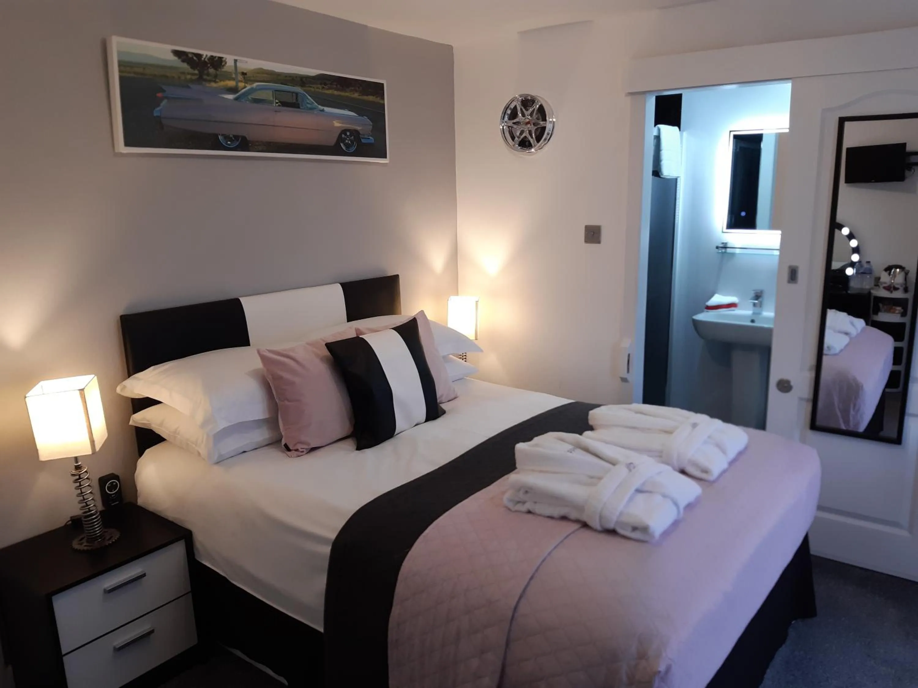 Bedroom, Bed in Cadillac Kustomz Guest House