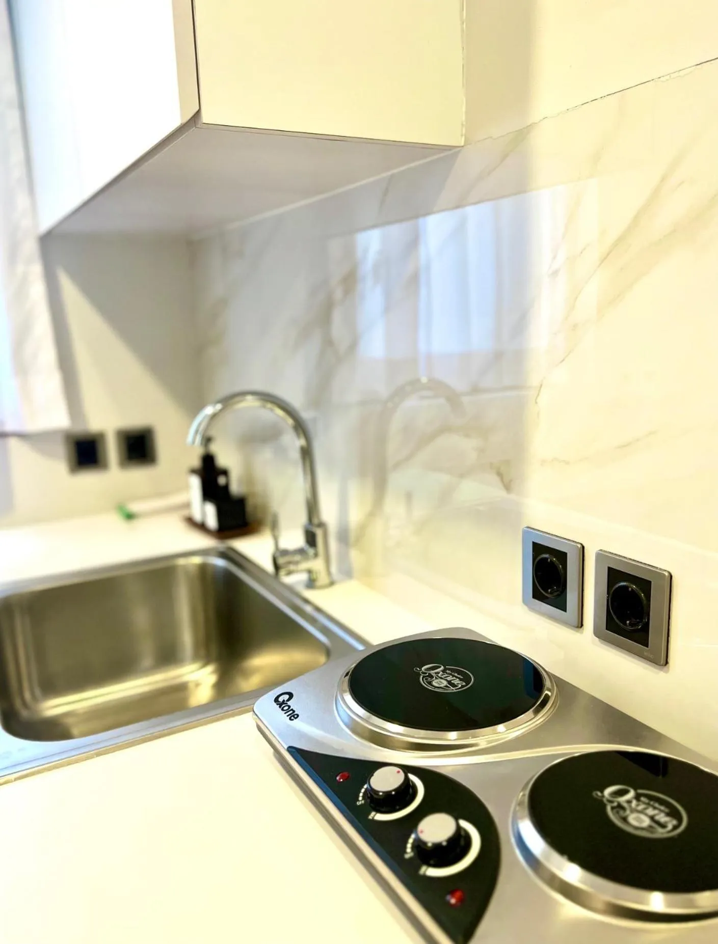 Kitchen or kitchenette in Charlie Guest House