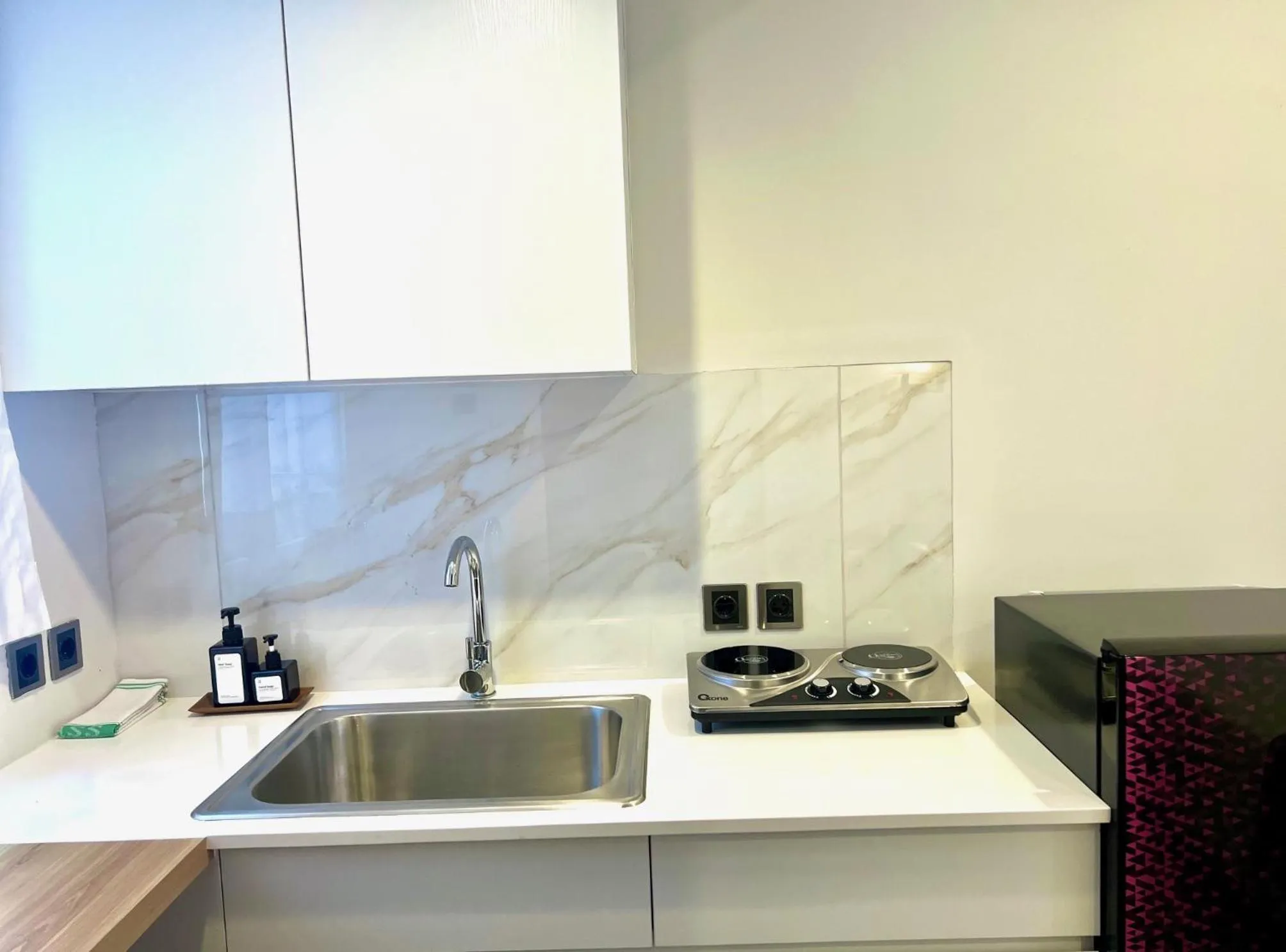 Kitchen or kitchenette in Charlie Guest House