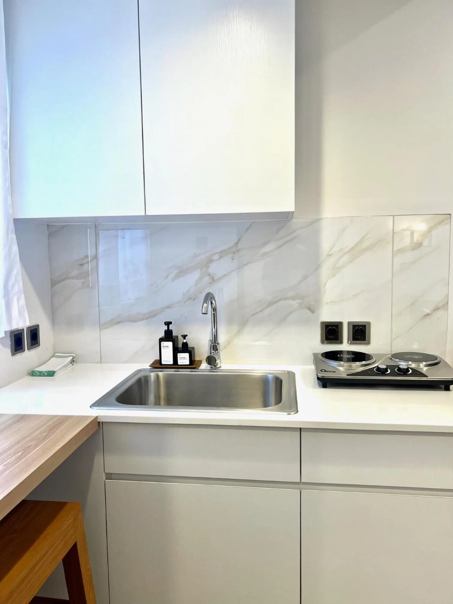 Kitchen or kitchenette in Charlie Guest House