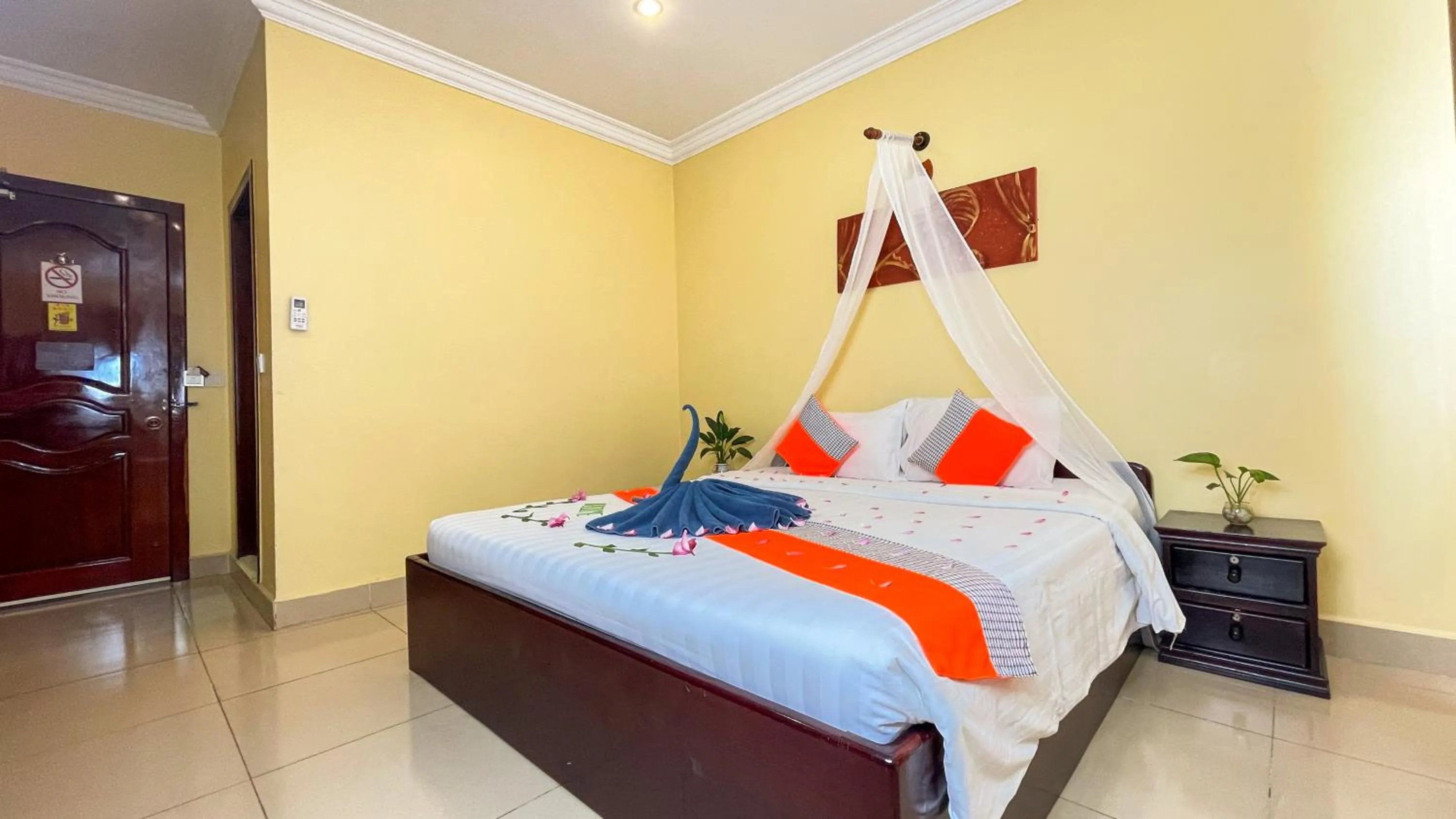 Bedroom, Bed in Harmony Indochine d'Angkor