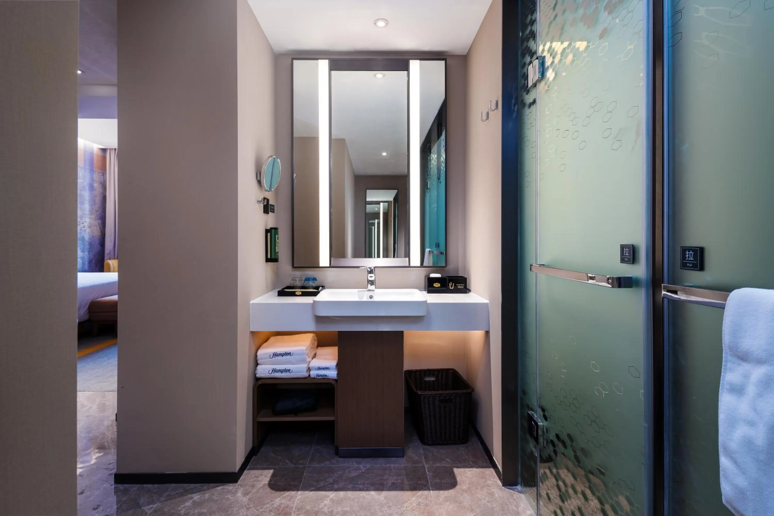 Toilet, Bed in Hampton by Hilton Beijing West Railway Station Lize Business District