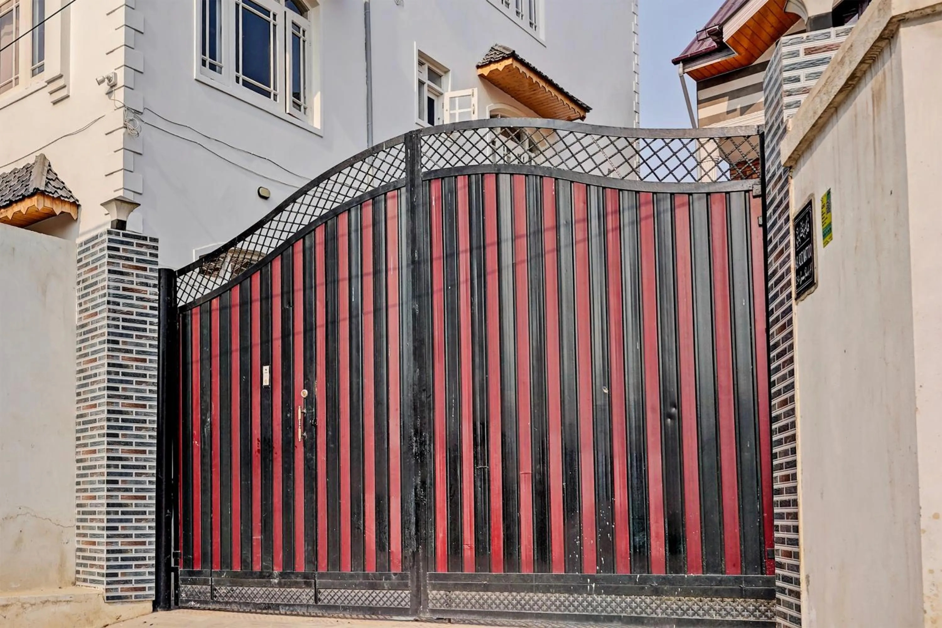 Facade/entrance in Hotel O Lit Homestay