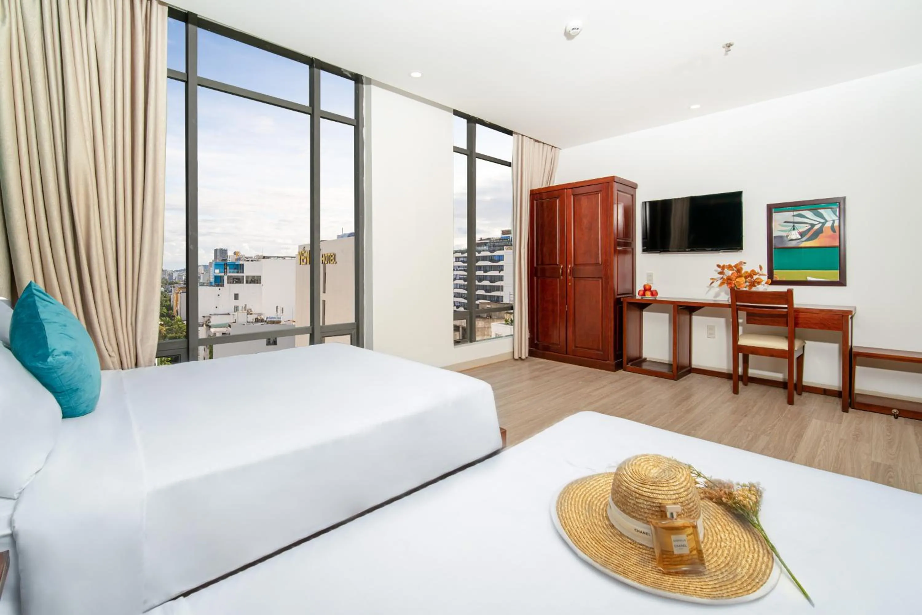 Communal lounge/ TV room, Bed in May Beach Hotel