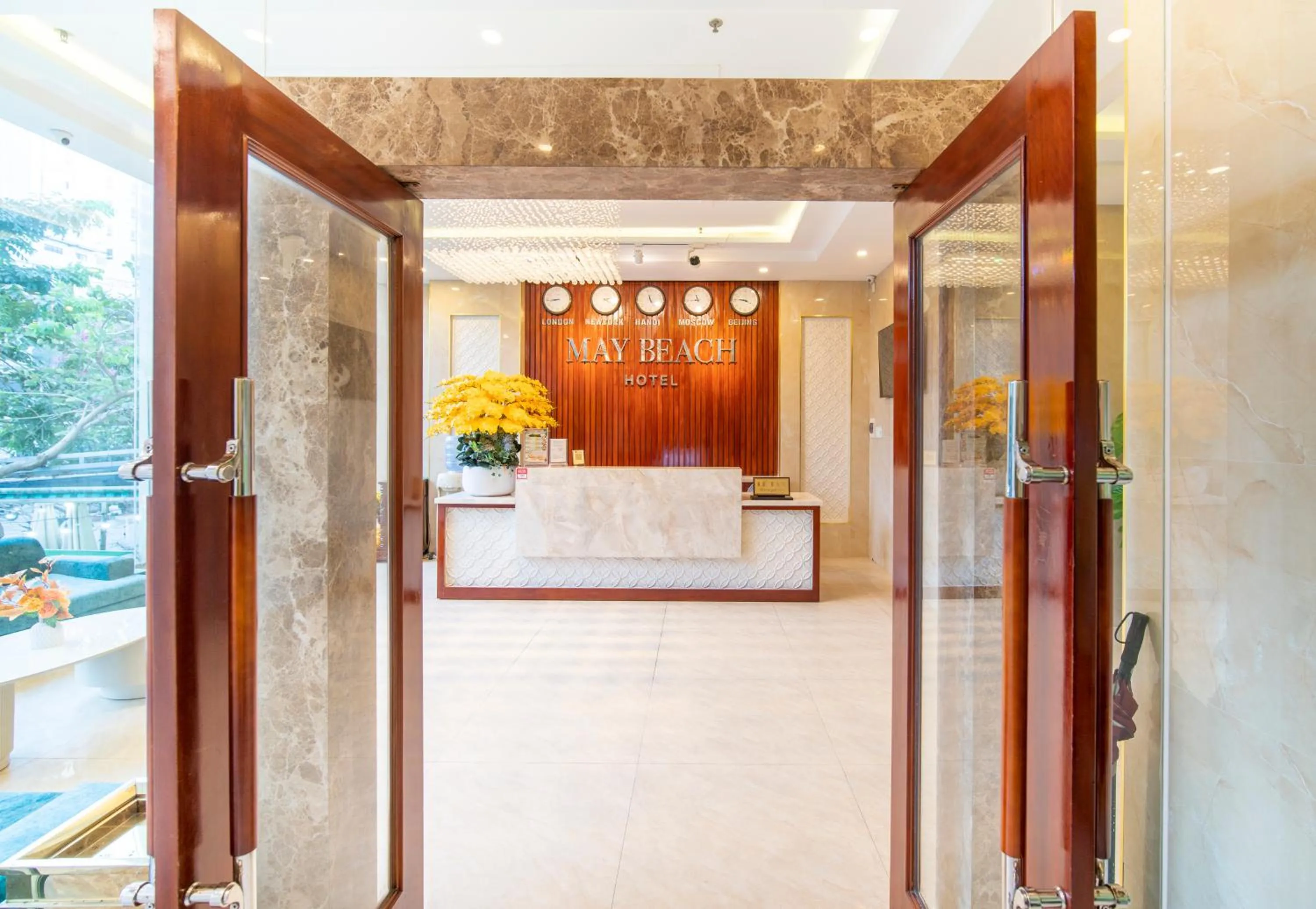 Communal lounge/ TV room in May Beach Hotel