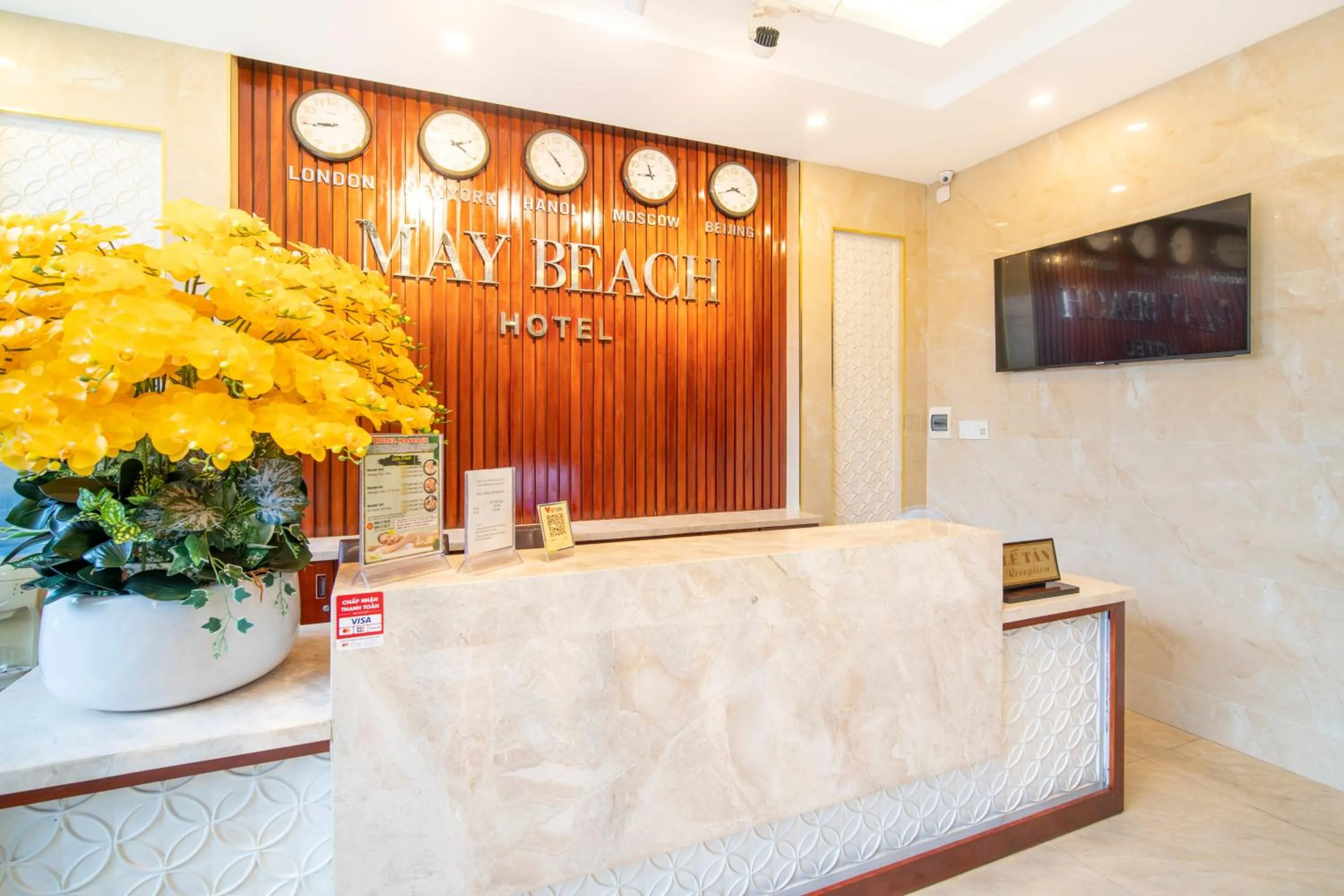 Communal lounge/ TV room in May Beach Hotel