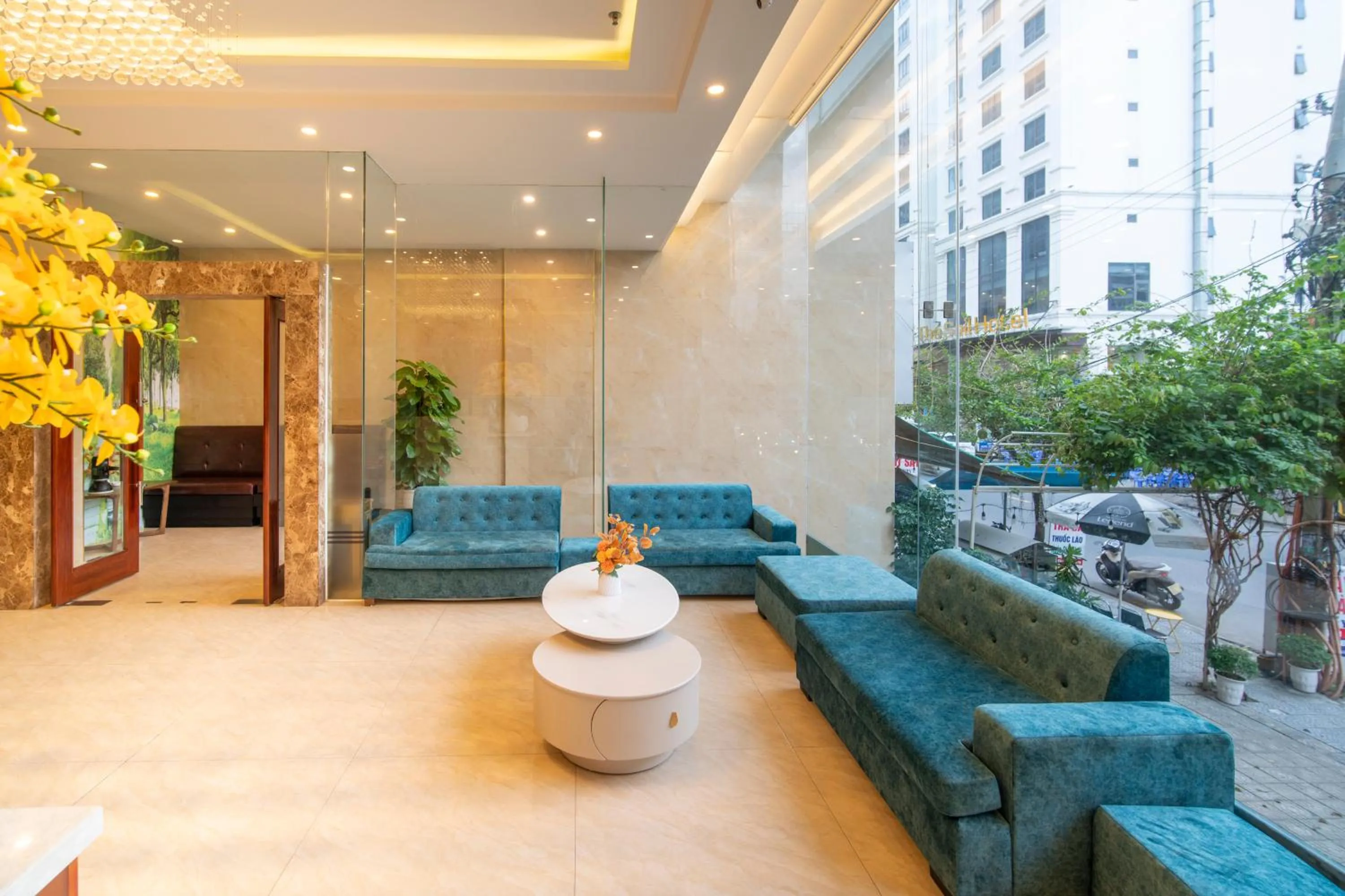 Communal lounge/ TV room in May Beach Hotel