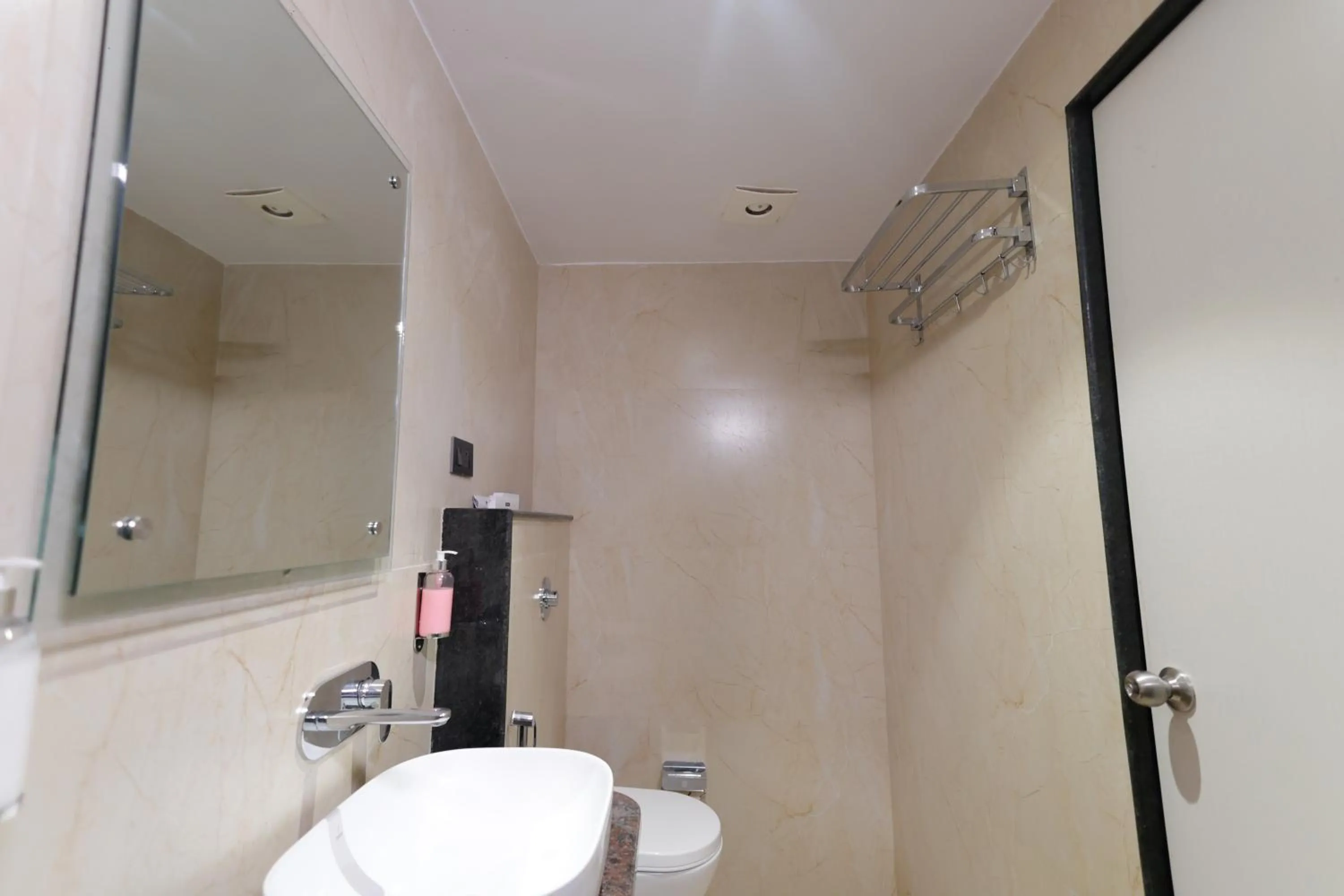 Bathroom in Hotel Sarc Inn