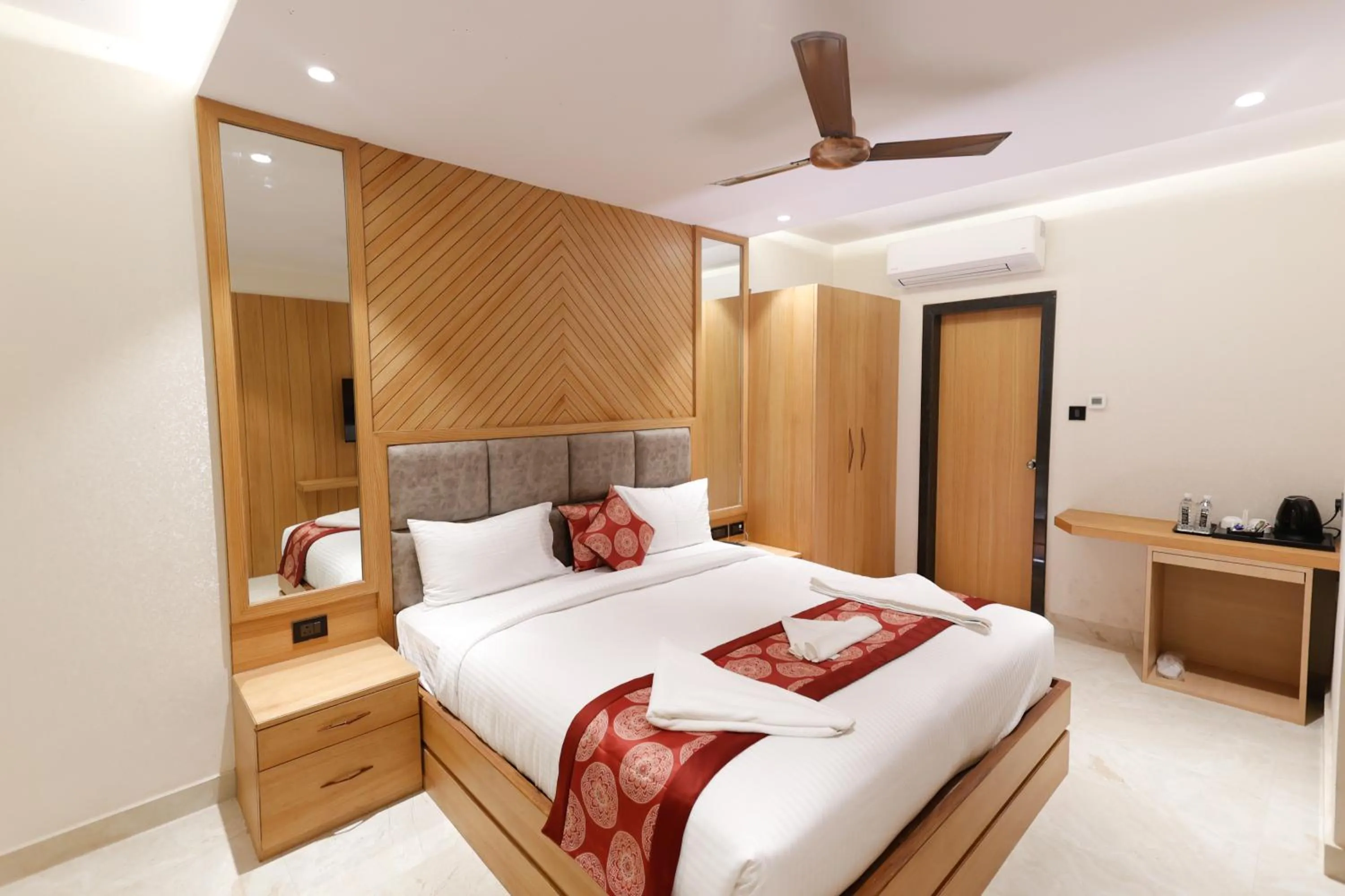 Bed in Hotel Sarc Inn