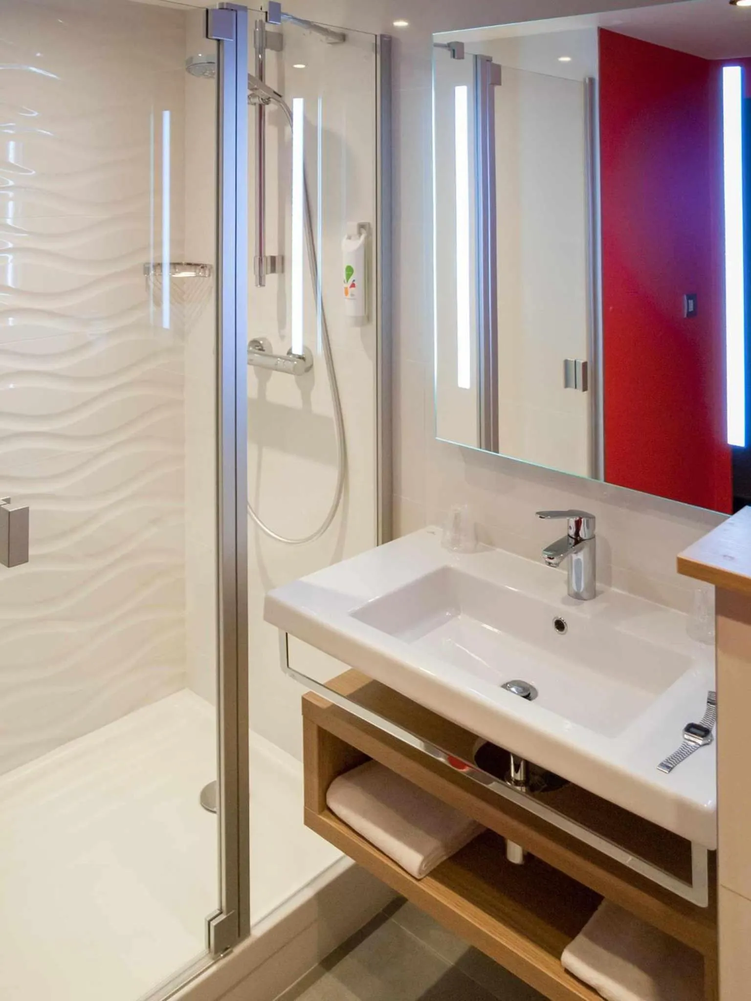 Bedroom in ibis Styles Saint Malo Port