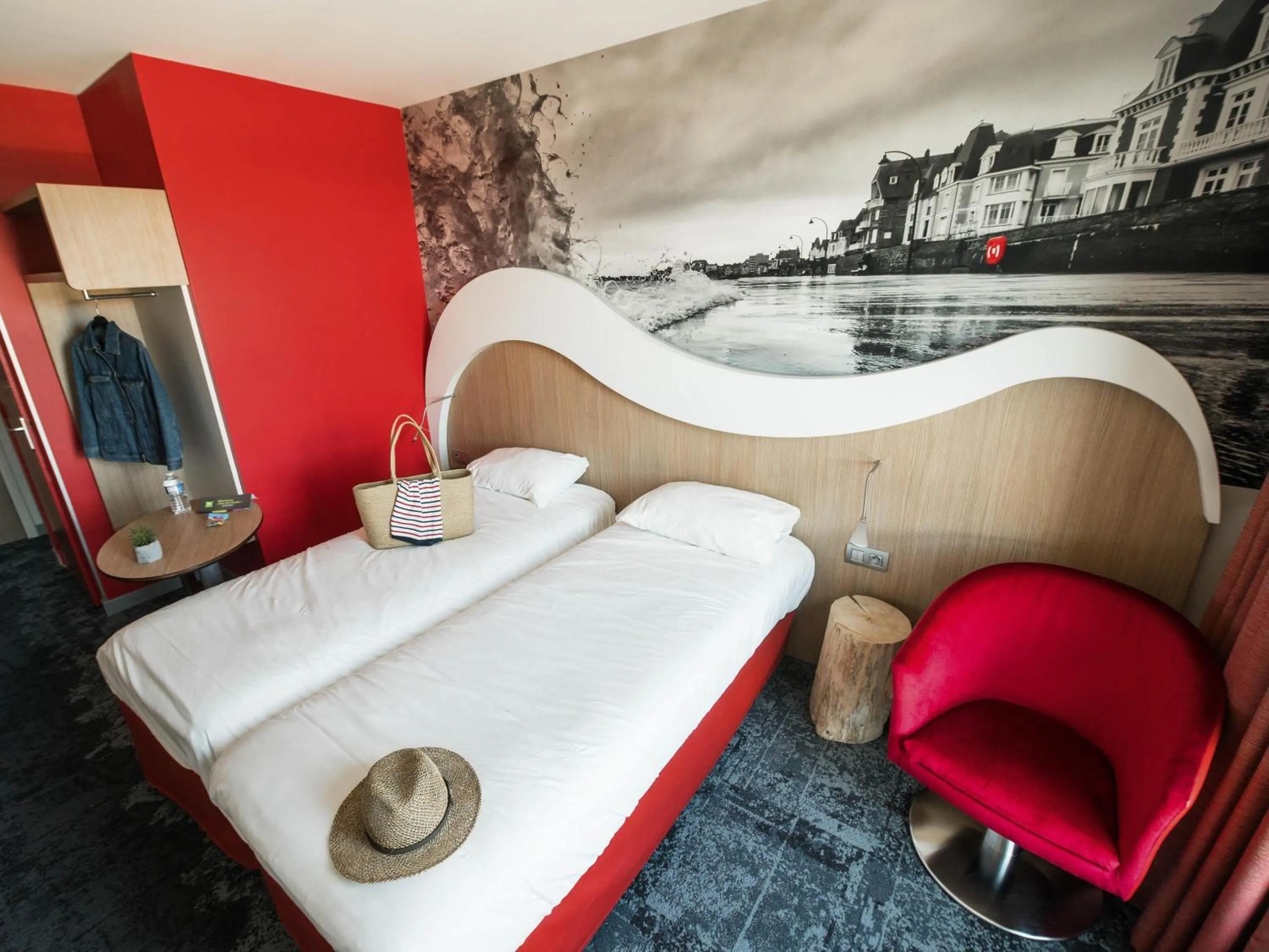 Bedroom, Bed in ibis Styles Saint Malo Port