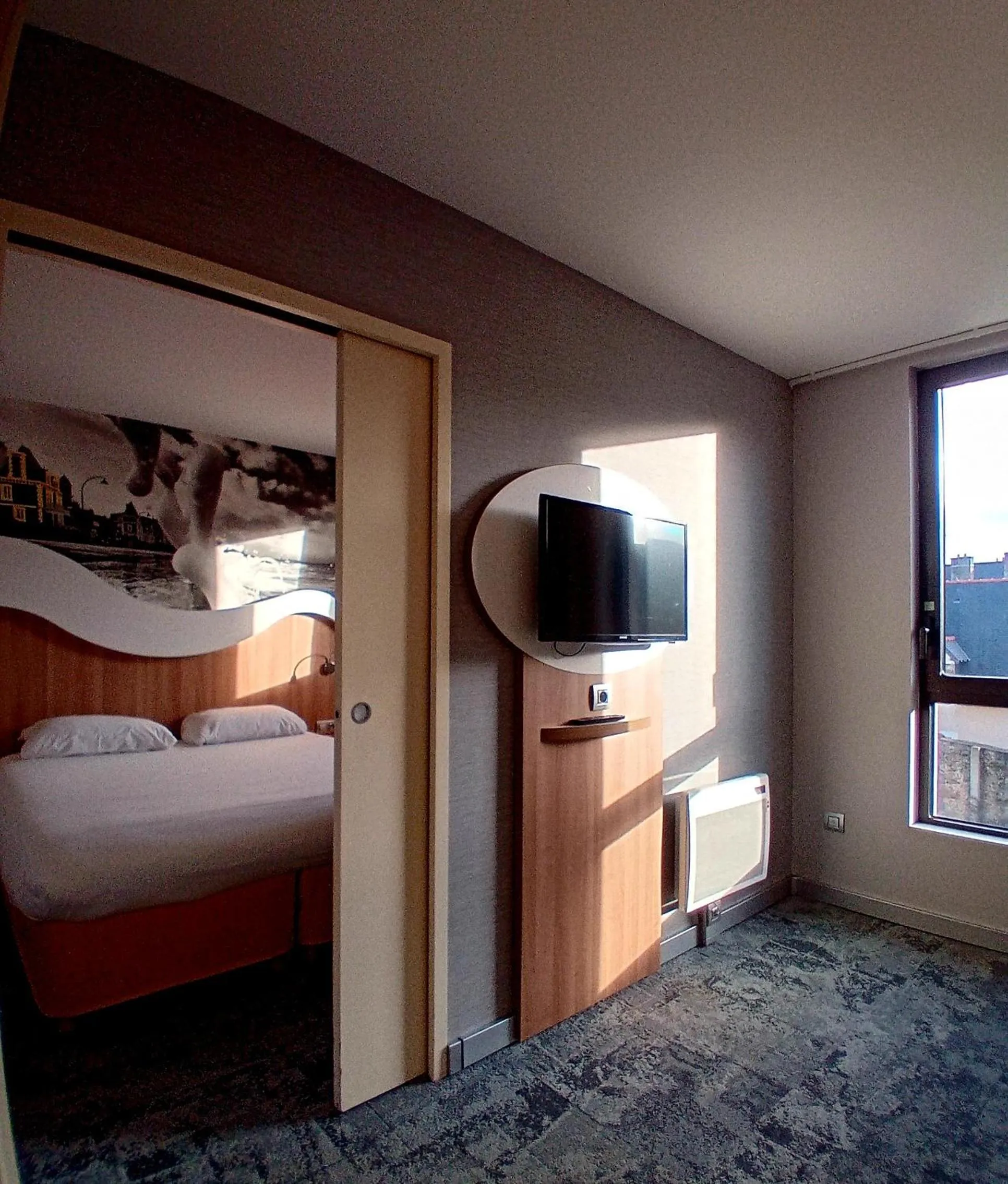 Property building, Bed in ibis Styles Saint Malo Port