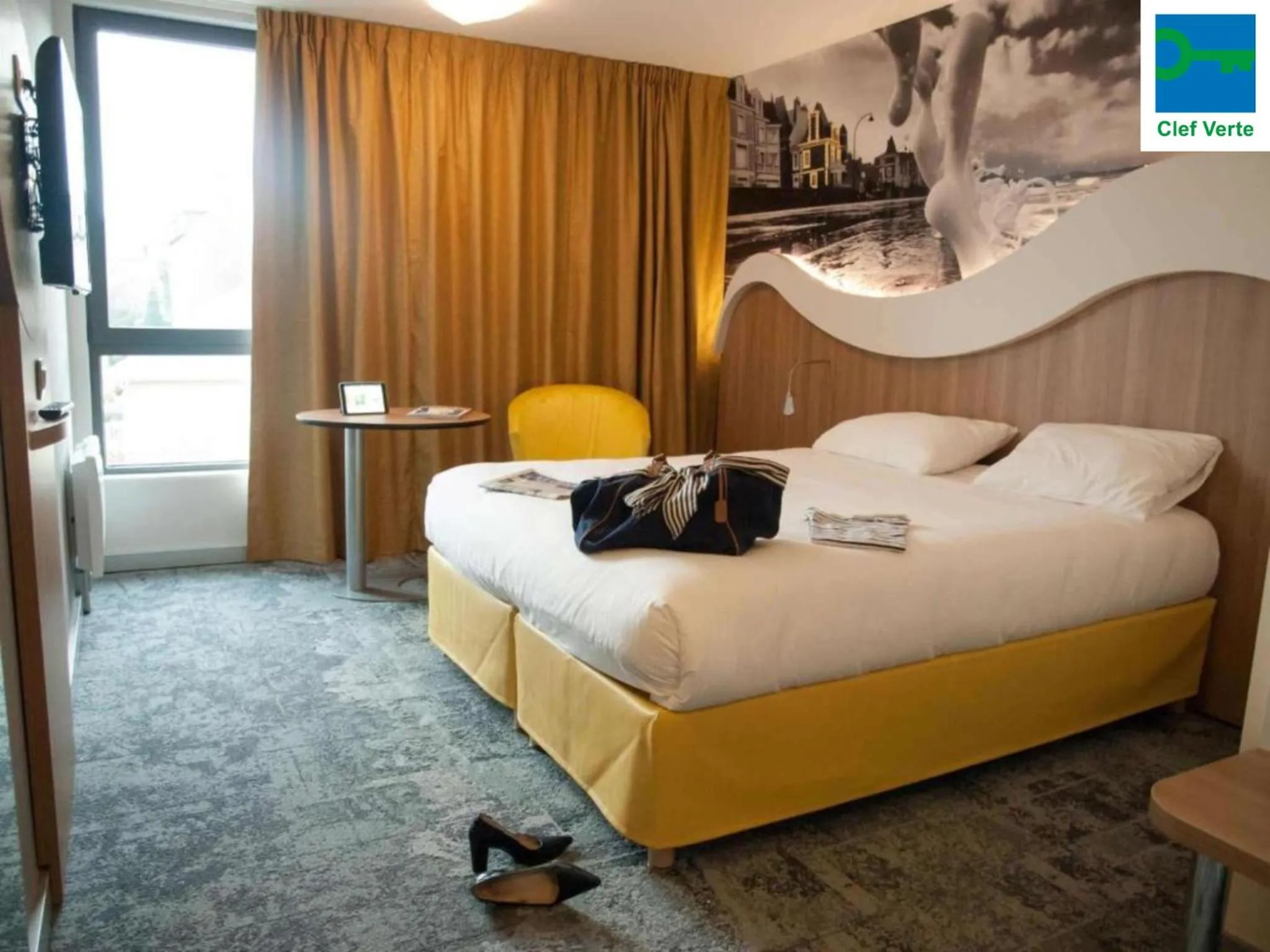 Property building, Bed in ibis Styles Saint Malo Port