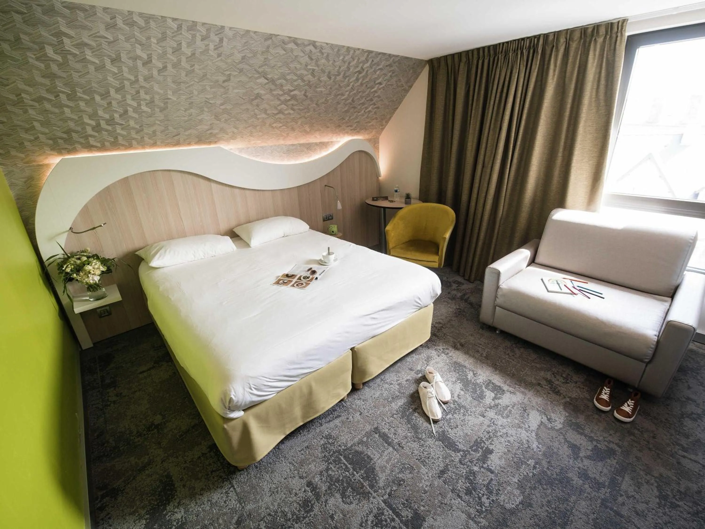 Bedroom, Bed in ibis Styles Saint Malo Port