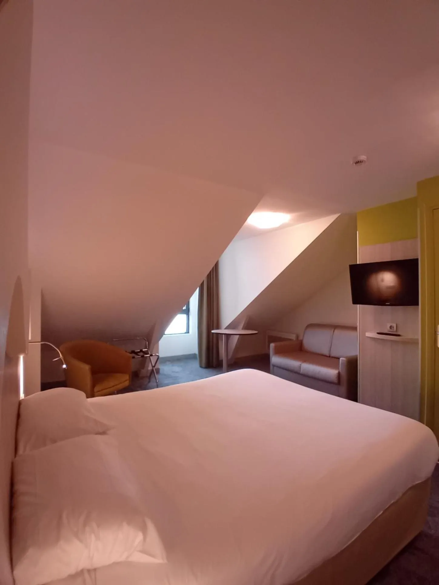 Bedroom, Bed in ibis Styles Saint Malo Port