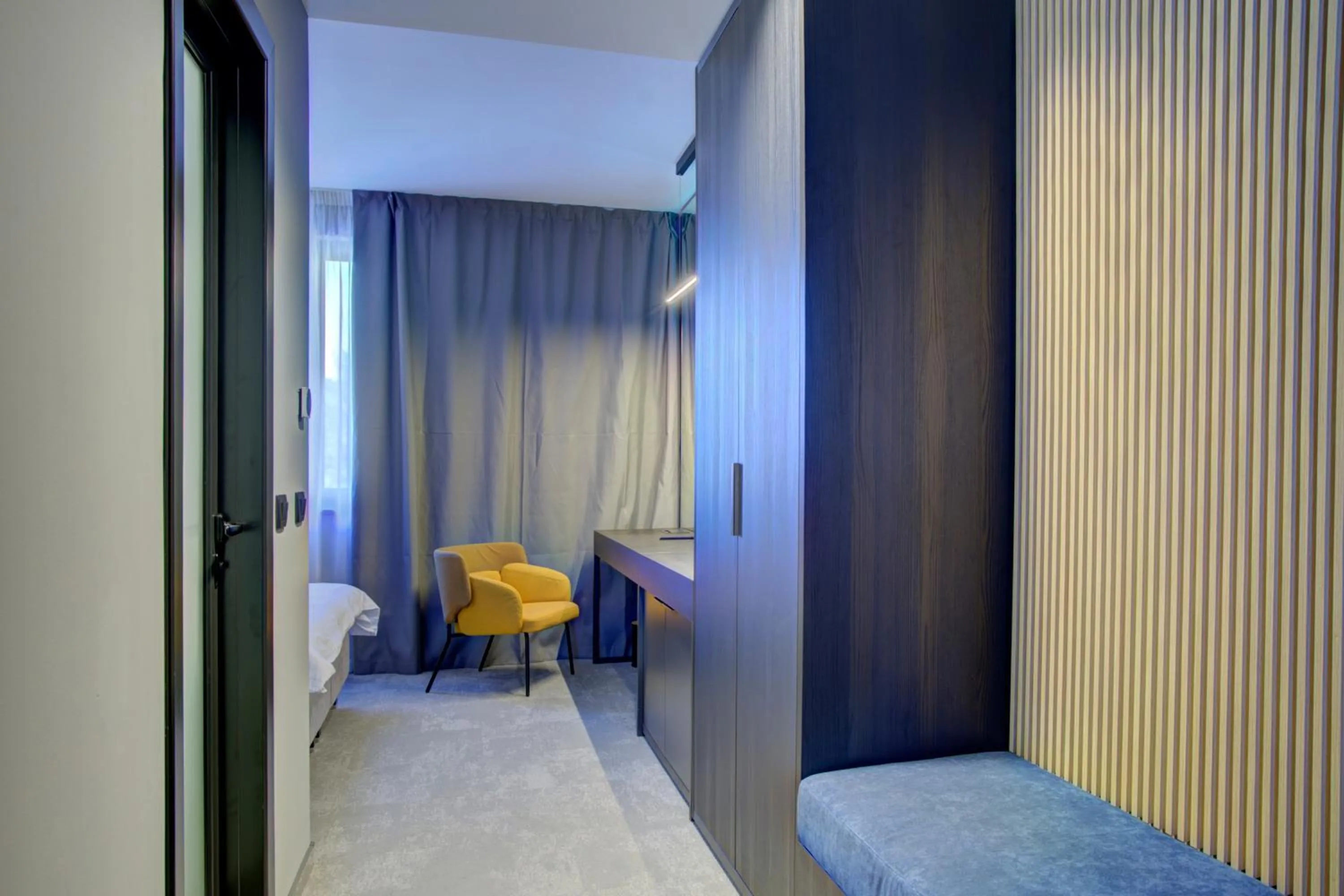 Seating area, Bed in Avenue21