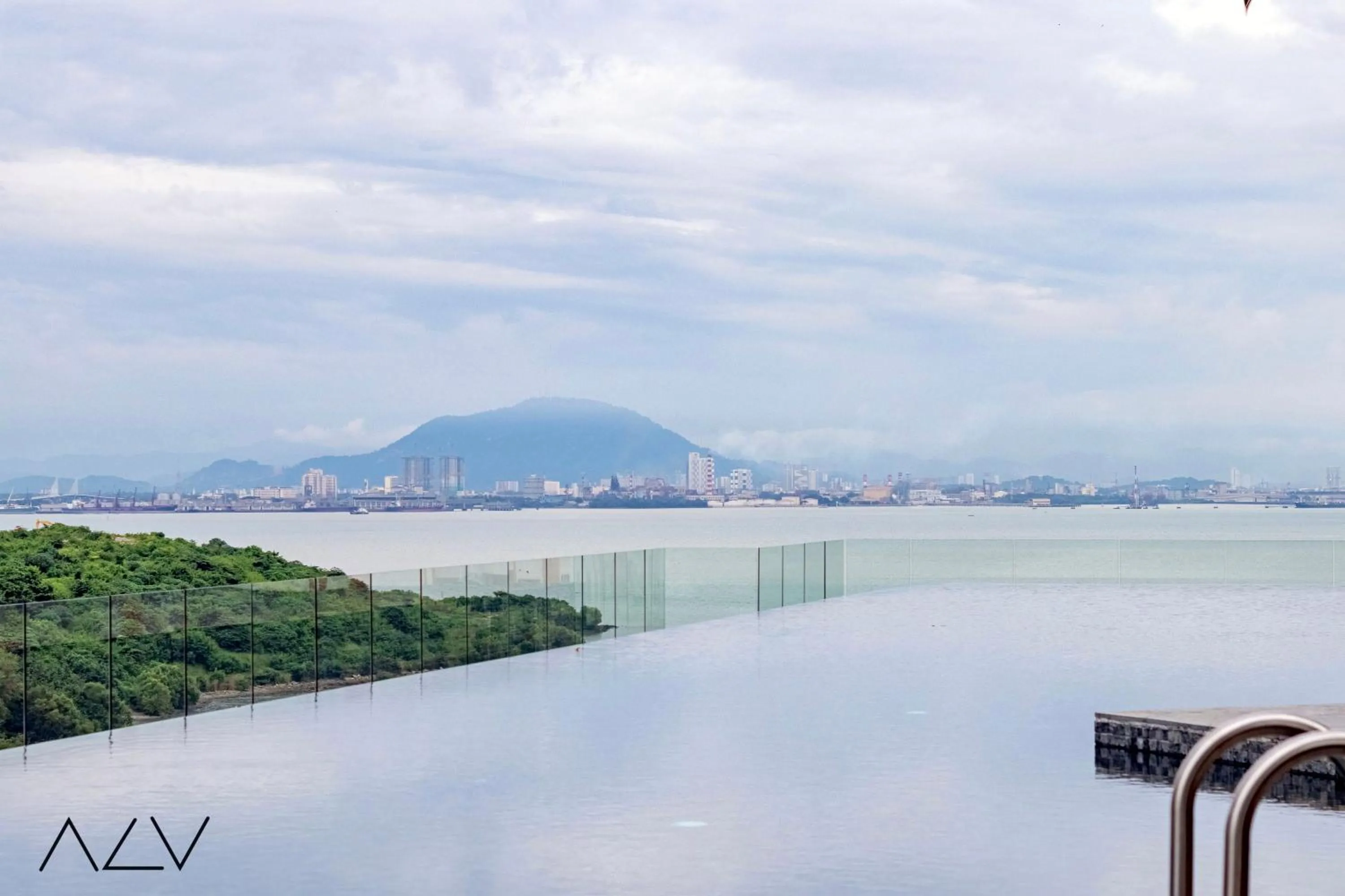 Swimming pool in Urban Suites, Signature Collection by Stellar ALV