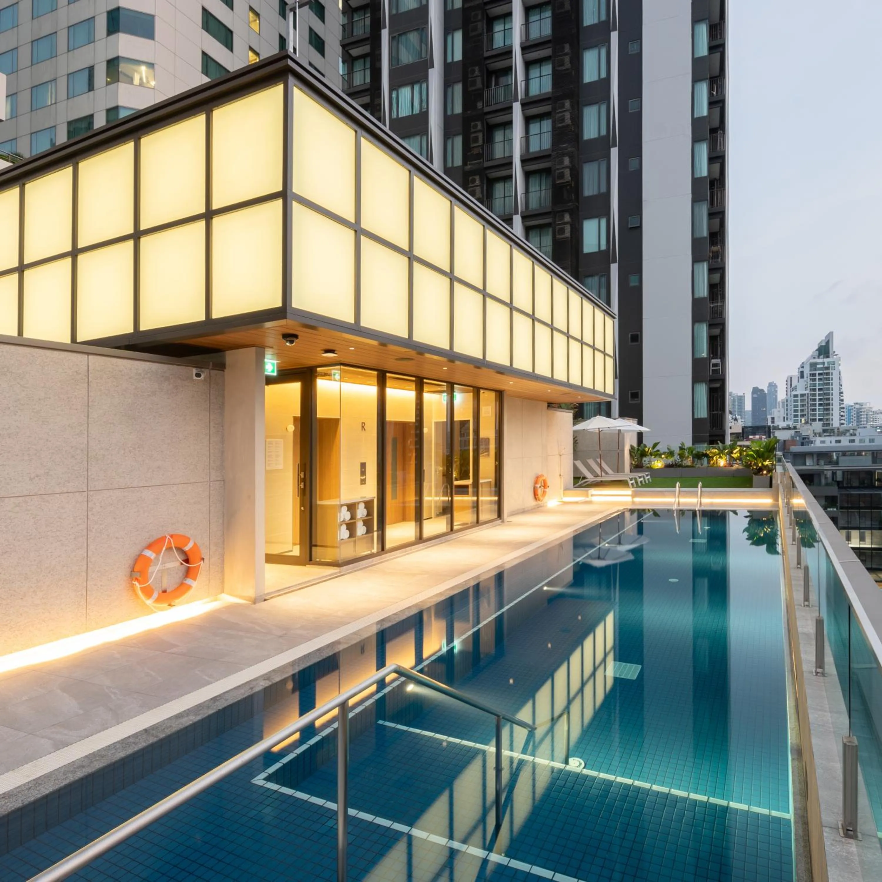 Swimming pool in Sotetsu Grand Fresa Bangkok