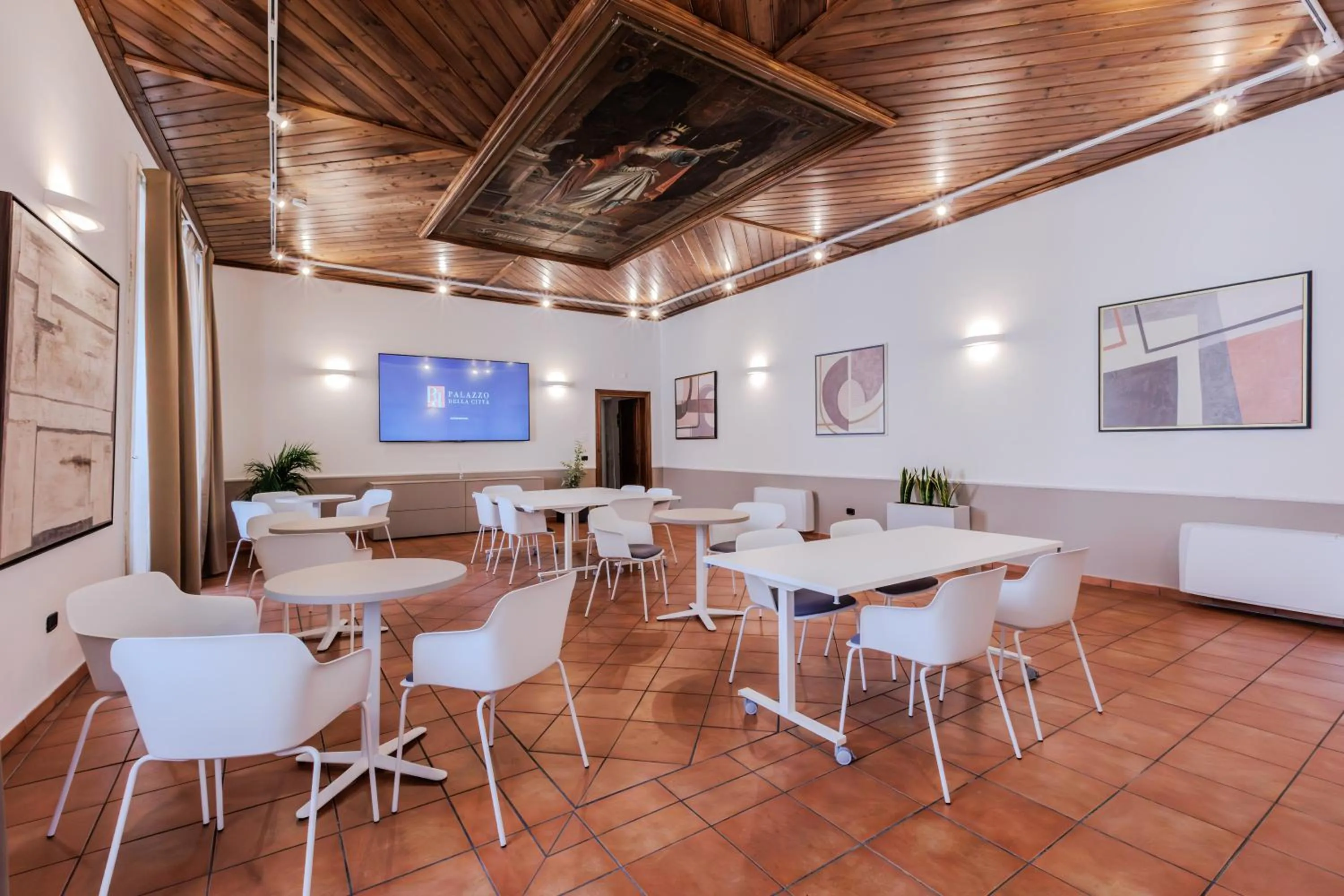 Business facilities in Palazzo della Città