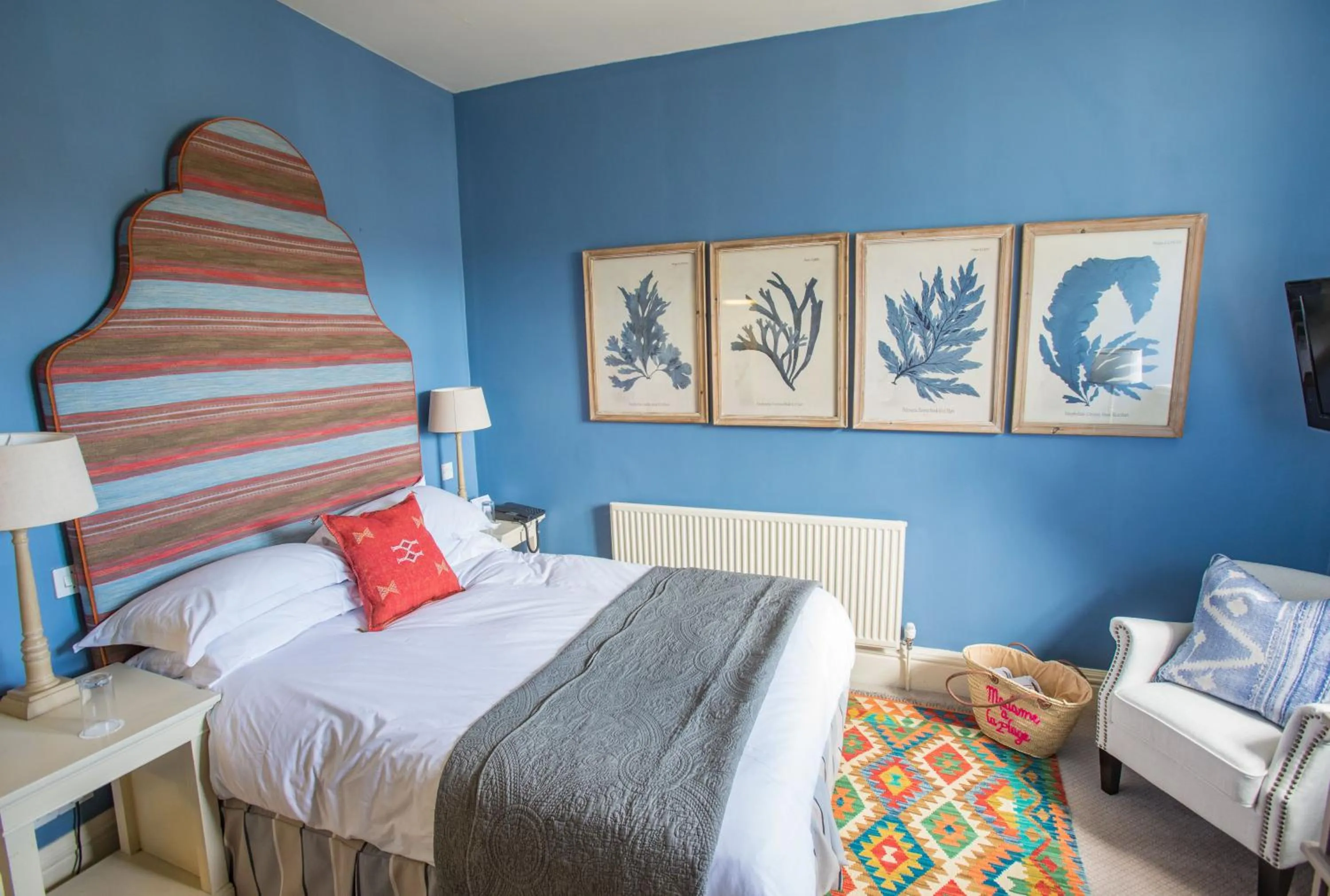 Bed in The George Hotel and Beach Club