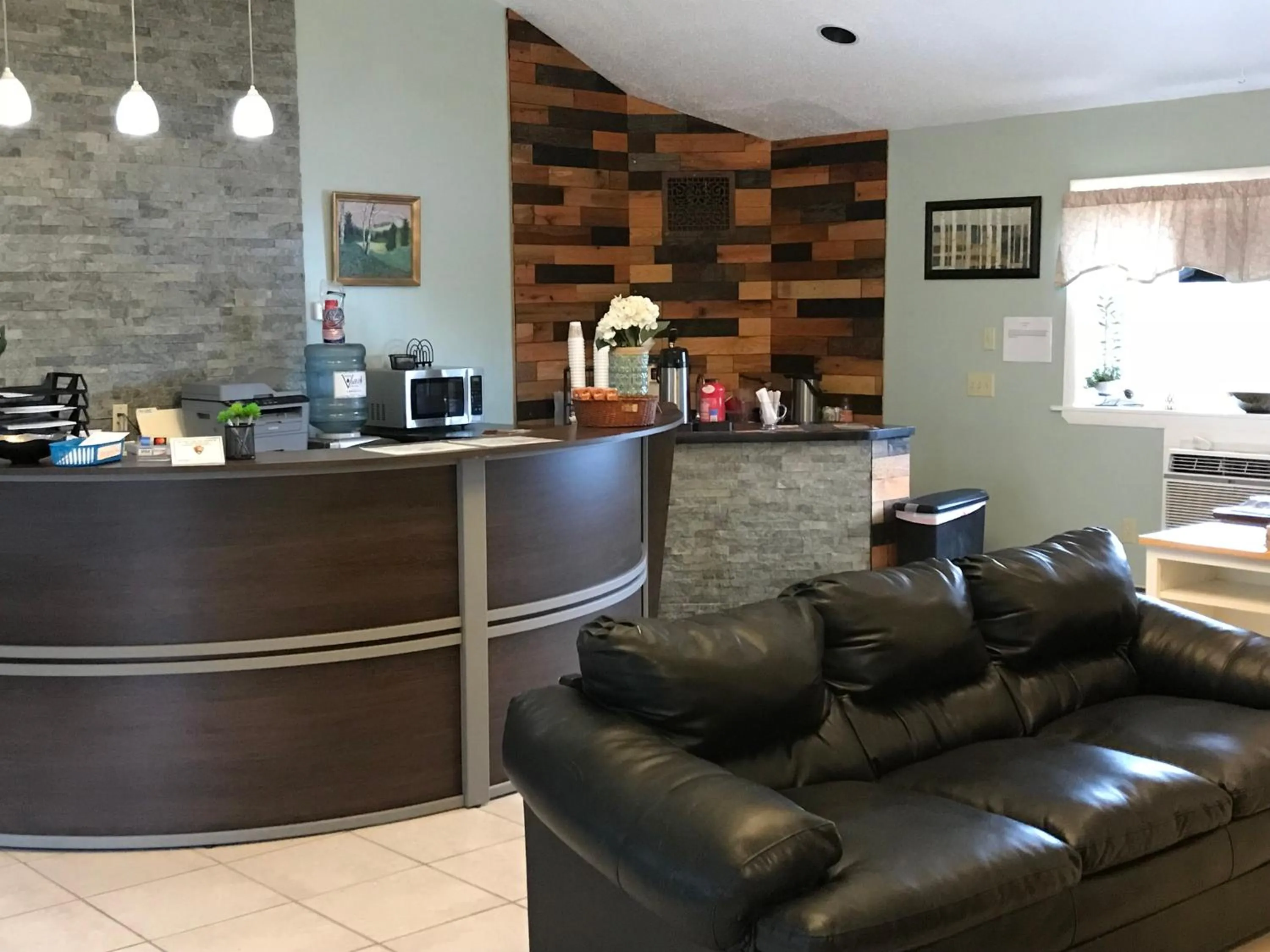 Lobby or reception in White Birches Motel