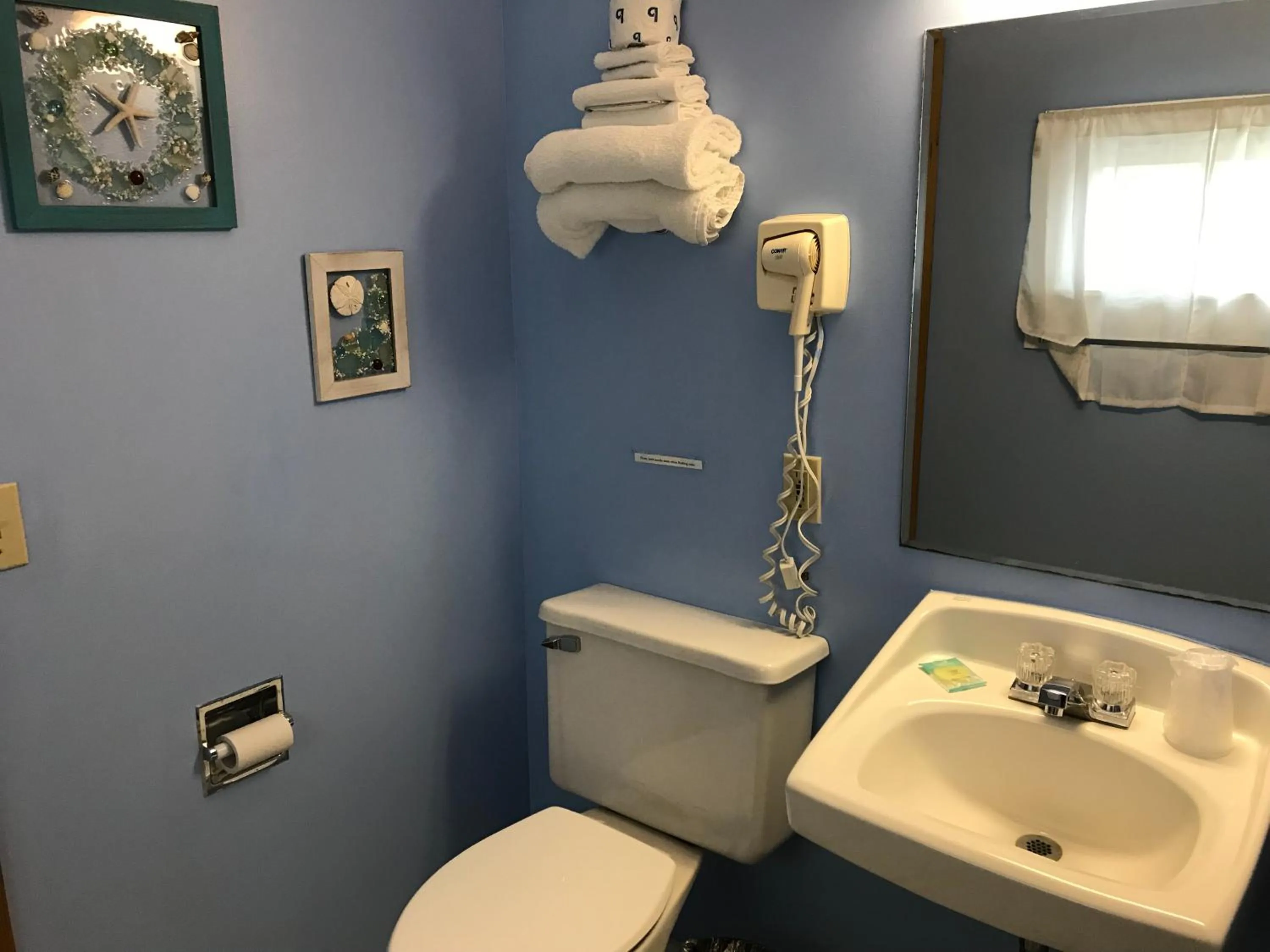 Bathroom in White Birches Motel